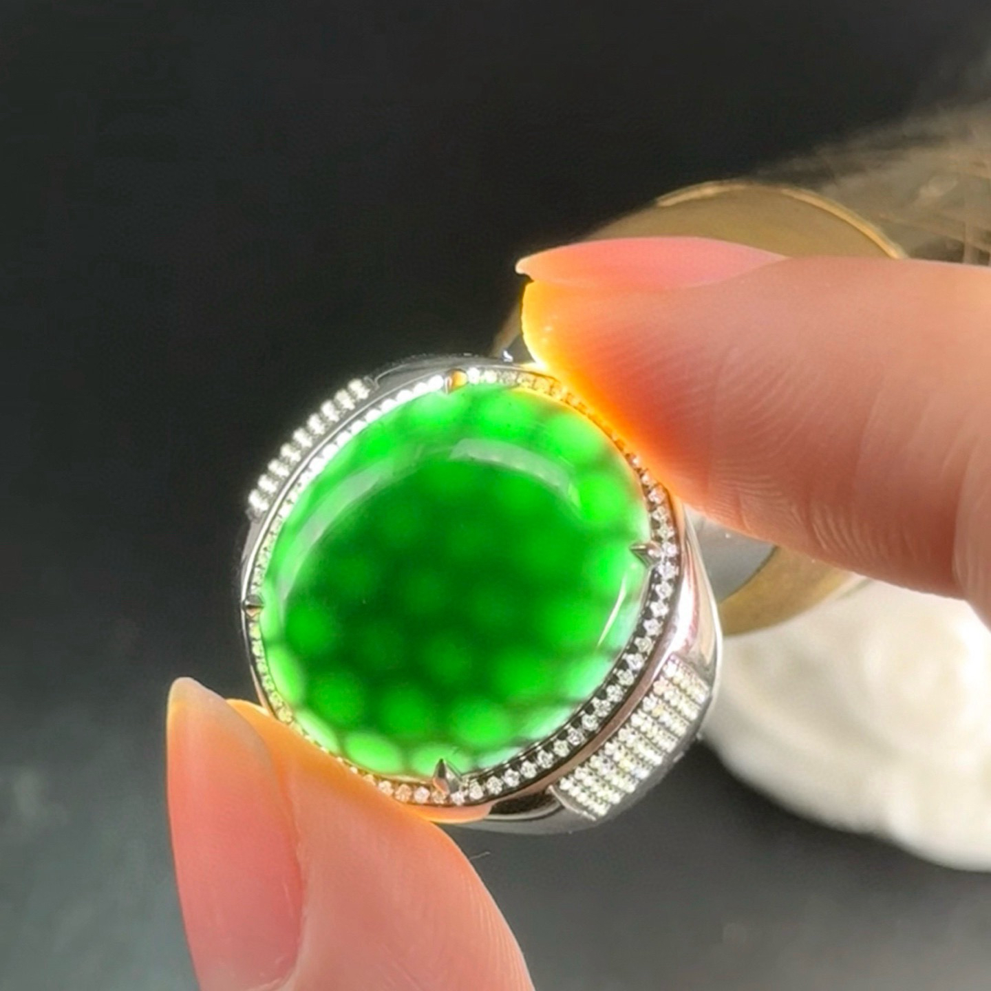 精品18k墨翠男戒 种好色正 黑度极好 打灯通透 油性十足  尺寸17.9