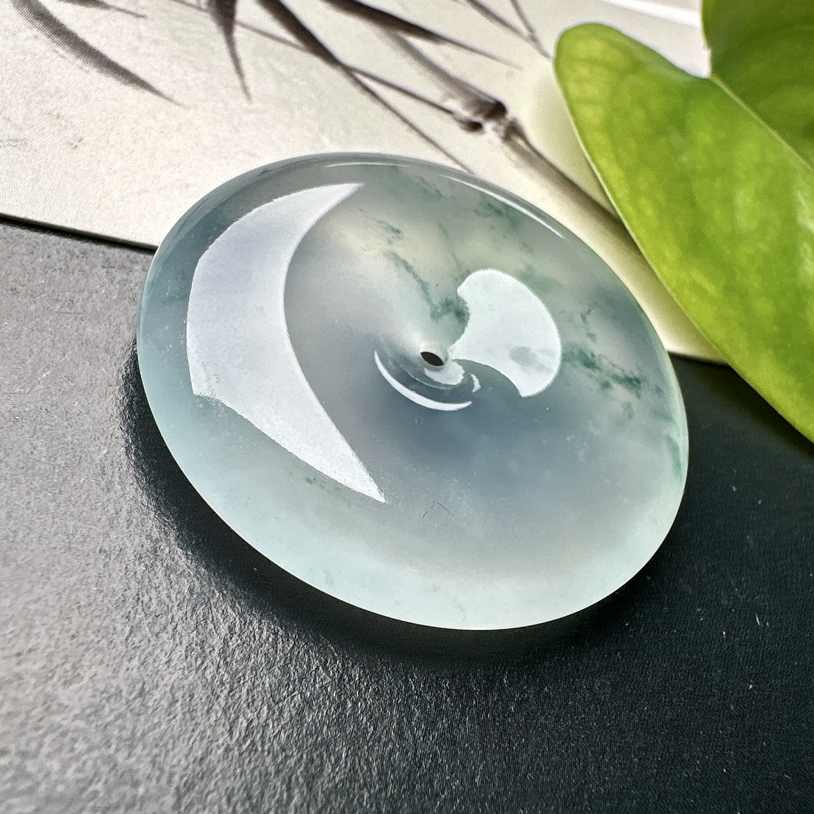 【冰种飘花平安扣】质地细腻冰润，品质很好，冰感十足，胶感明显，收藏品质。