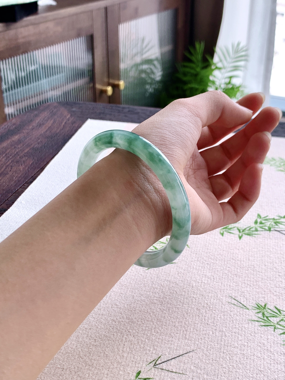 【手镯】️圆条 圈口 57 58 
【尺寸】56.4-8.4-8.5
【说明】冰底晴岚 冰晴水 冰飘花 种老细腻 缅甸A货翡翠 有细纹