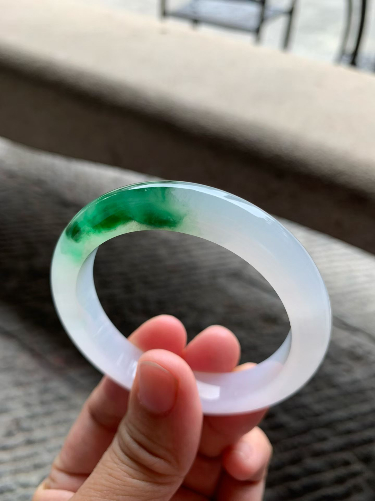 飘绿花正圈手镯尺寸52.5*10.5*8.5 种质细腻，底子白皙，胶胶润润，绿花浓郁鲜活，上手贵气抢眼！