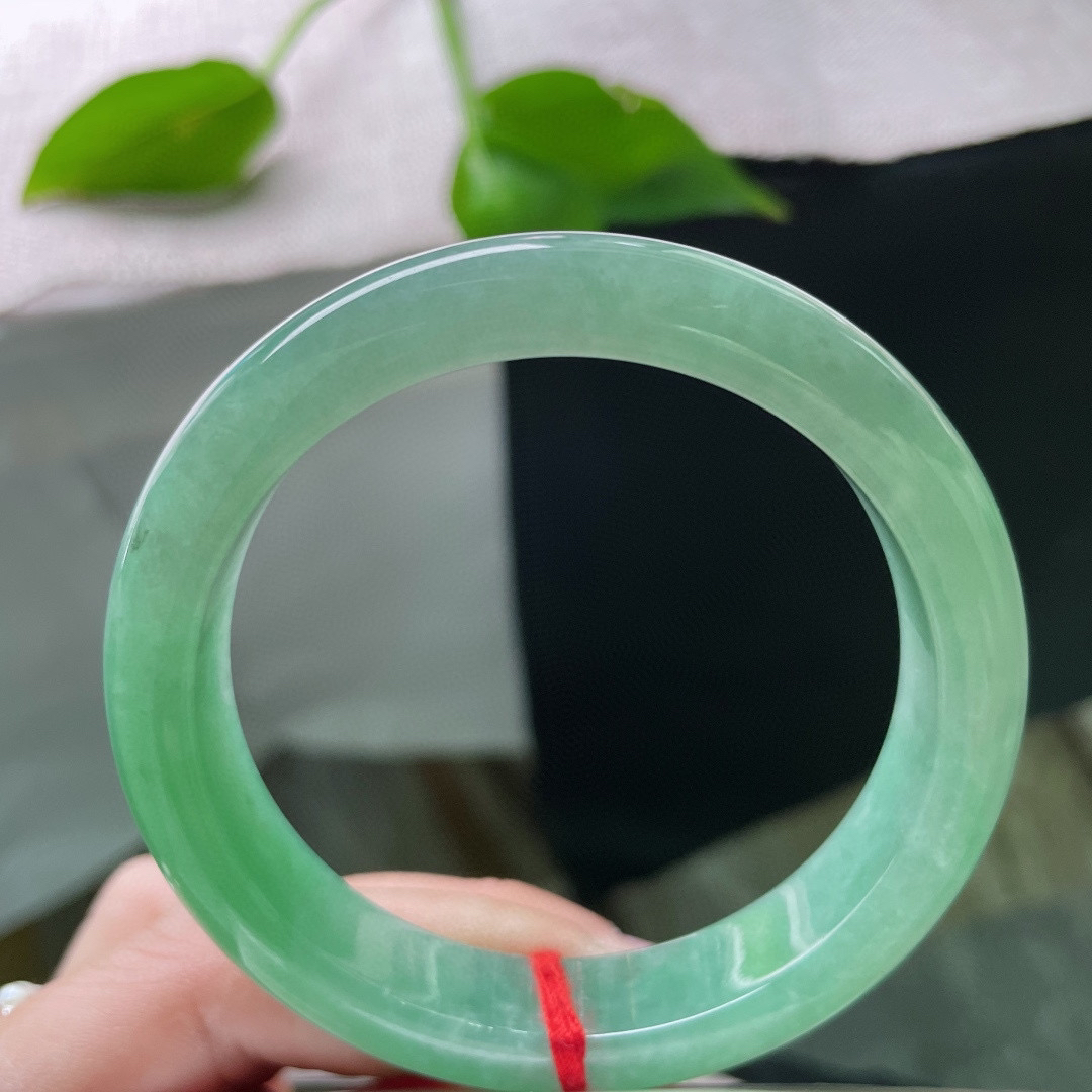 55.8/12.1/7.9，苹果绿正圈，色泽清甜可人，显白又减龄，种老，无纹裂