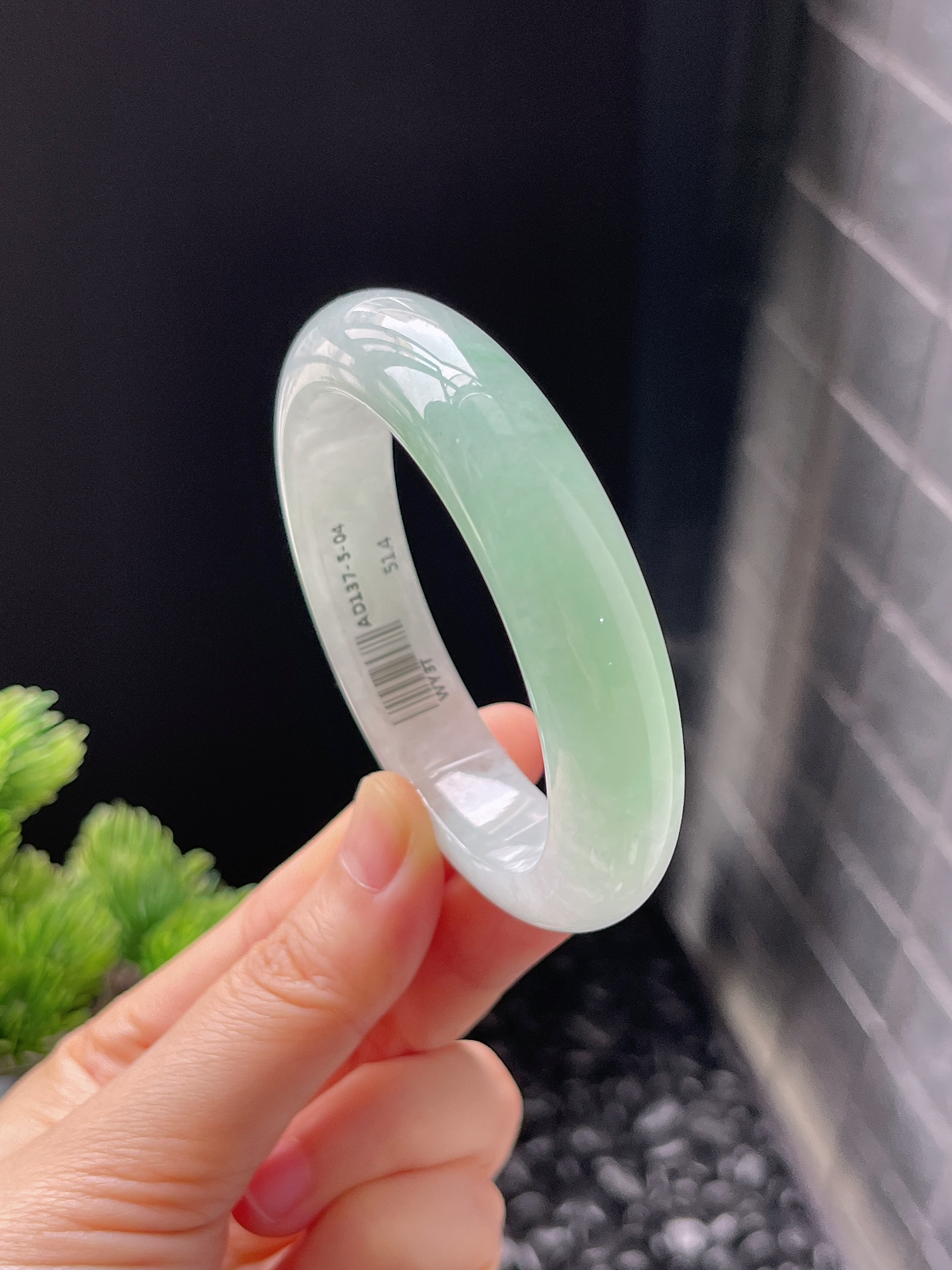 正圈51.4圈口，翡翠冰糯种淡绿色手镯