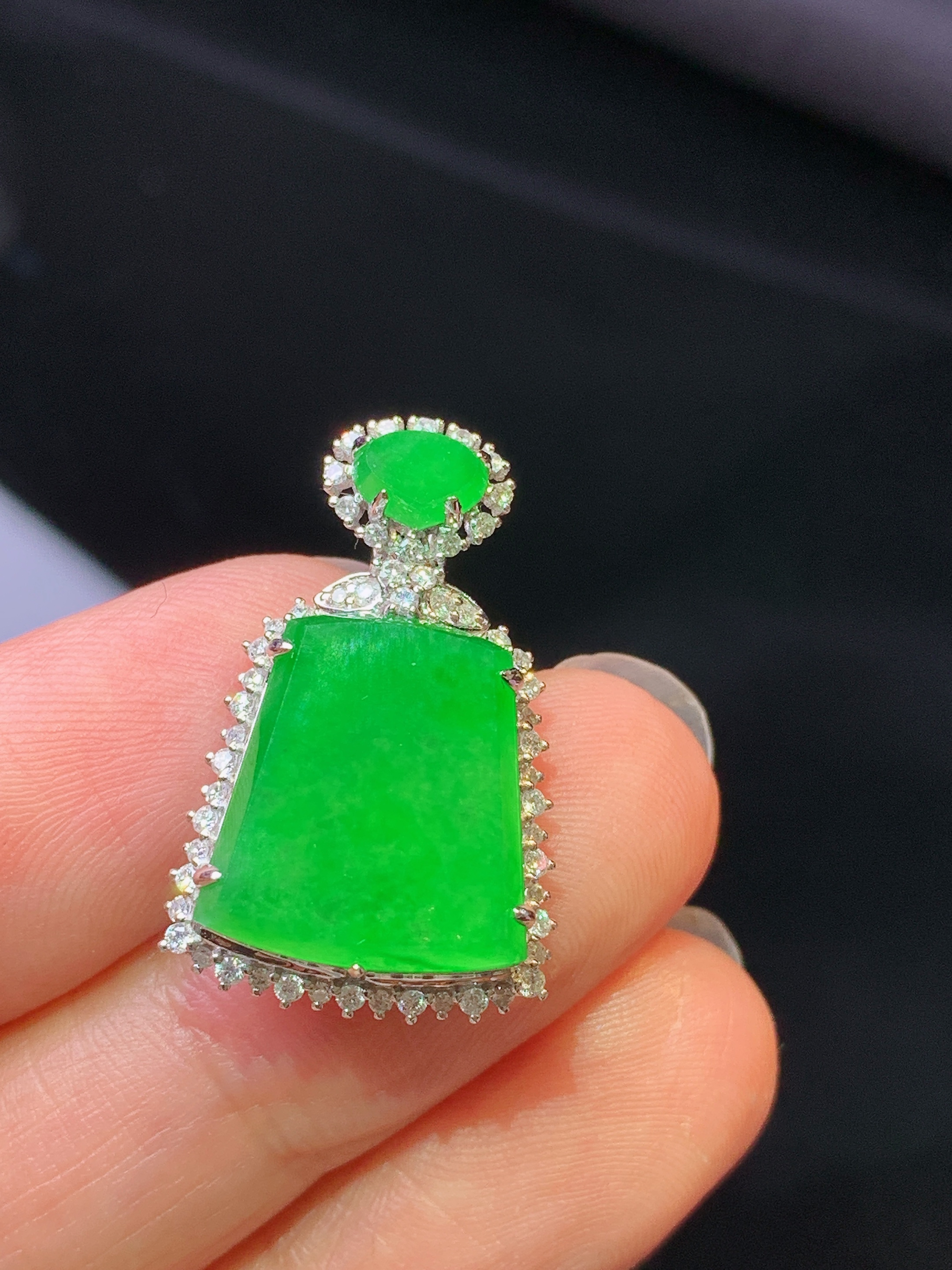 18k金钻镶嵌翠绿无事牌吊坠 玉质细腻 色泽艳丽清新 水润亮眼 整体尺寸24.6*15.6*7.5f1