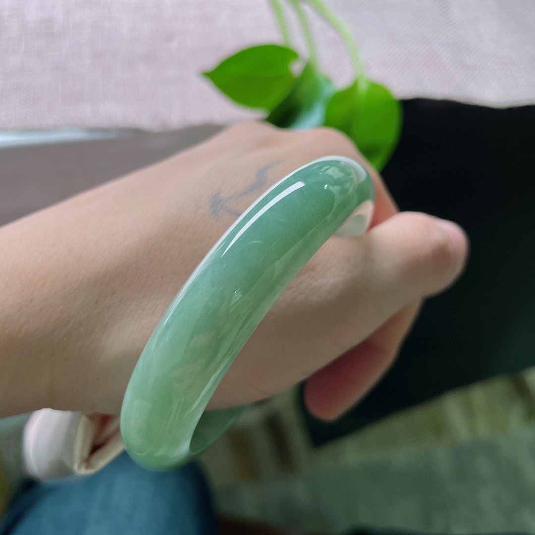 54/12.4/7.5，油绿正圈，水润细腻，油润有光泽，闭月羞花，