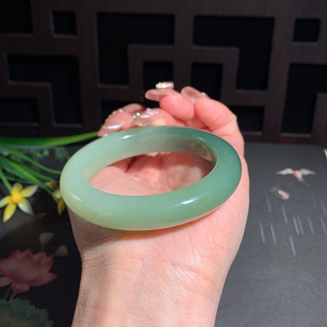 和田玉54圈口翠青手镯！玉质细腻油润 底色纯净 脂粉好，品质高。