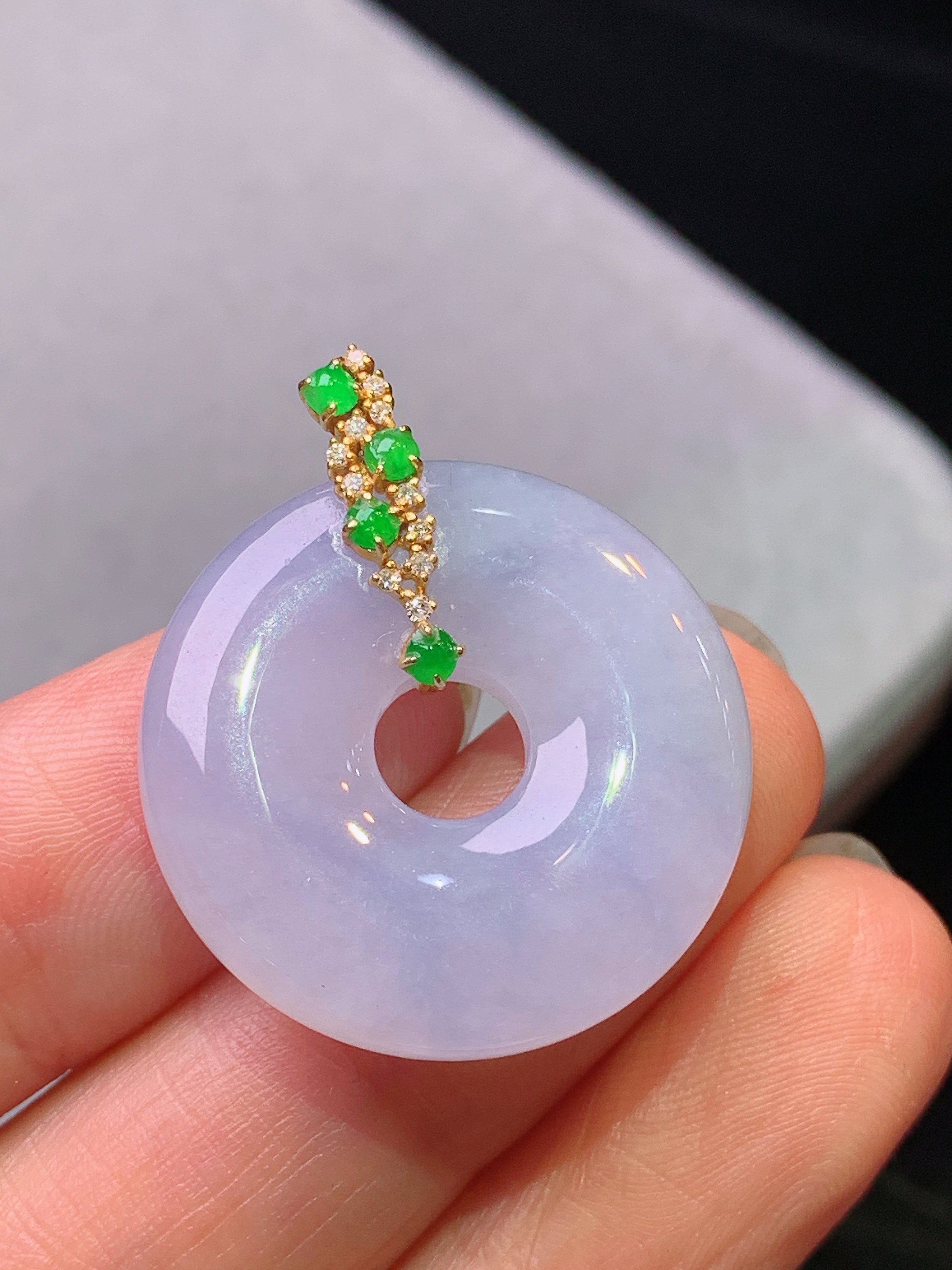 18k金钻镶嵌淡紫罗兰平安环吊坠 玉质细腻 色泽艳丽清新 水润亮眼 整体尺寸28.9*24.2*5.