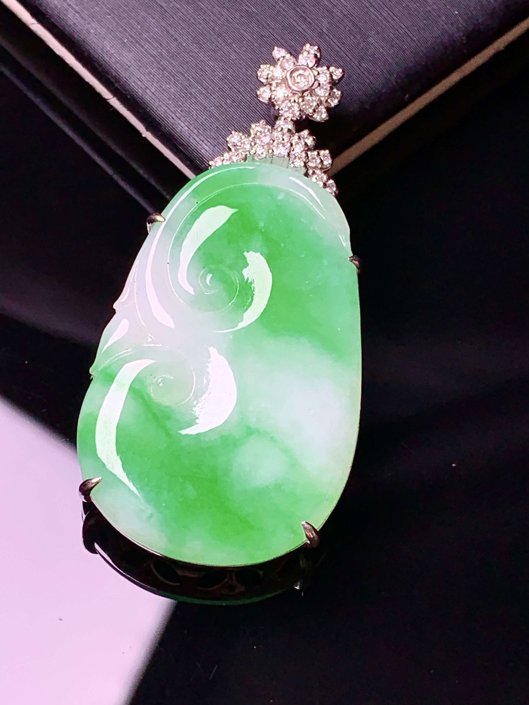 18k金钻镶嵌飘绿如意吊坠 玉质细腻 色泽艳丽清新 水润亮眼 整体尺寸39.5*19.2*5.3zy