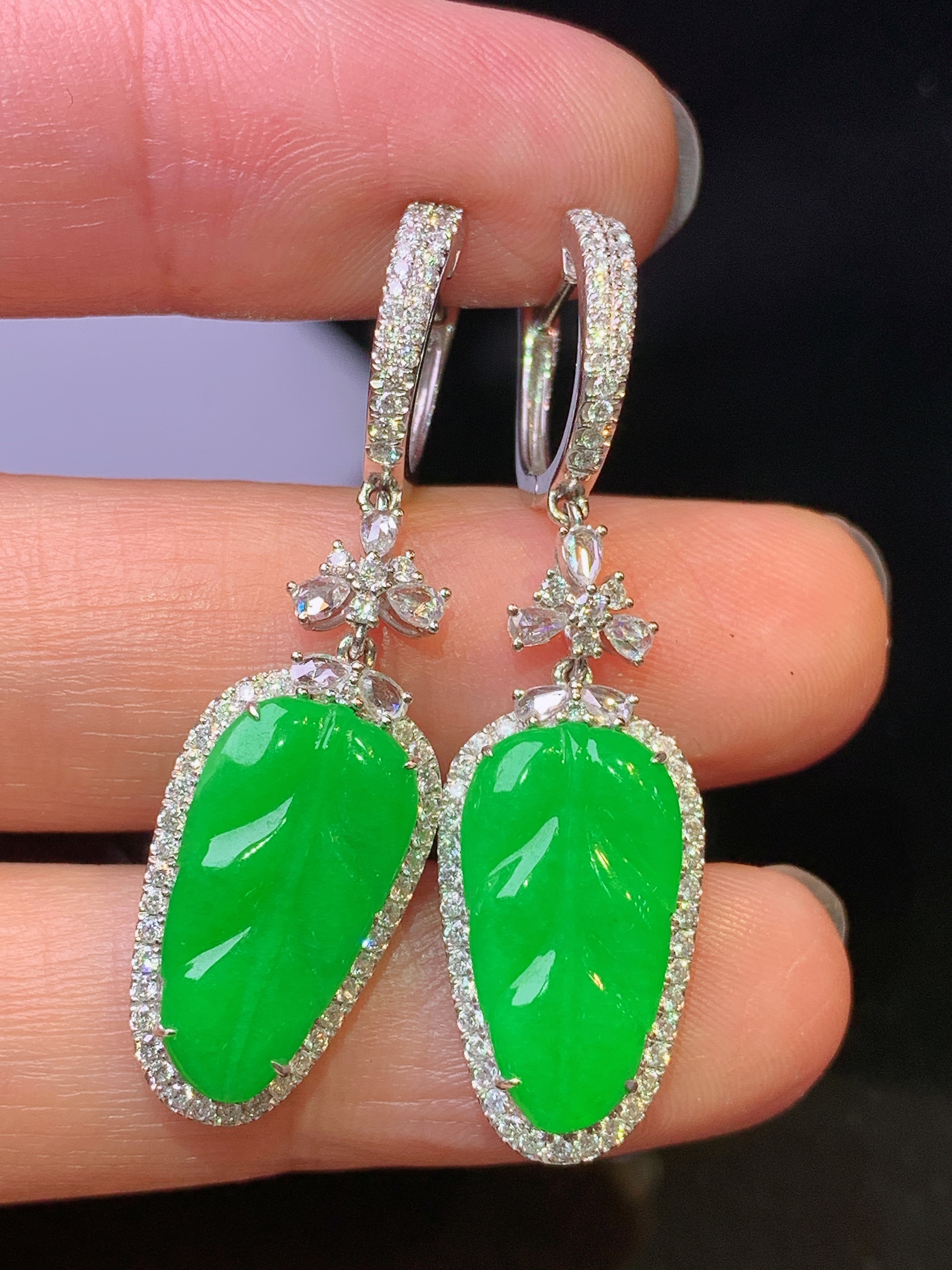 18k金钻镶嵌满绿树叶耳坠 玉质细腻 色泽艳丽清新 水润亮眼 整体尺寸40*10.8*4.5d2