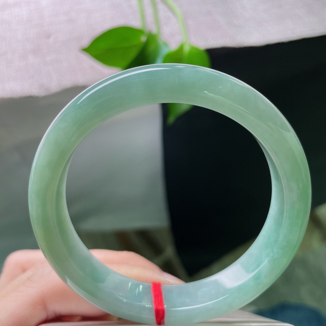 58.2/12.4/8.4，绿底正圈，细润，是不张扬的高级，衬得手腕白皙又雅致。完美，