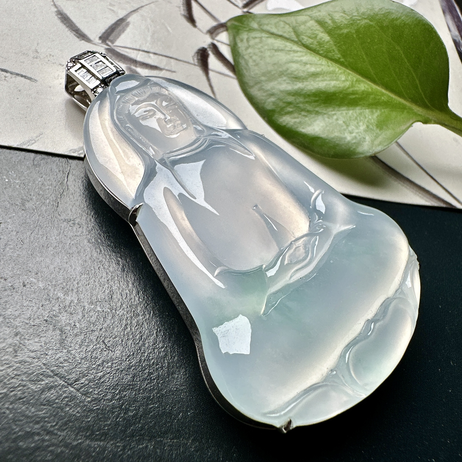 【冰种飘花素衣观音】质地细腻，通透度上佳，冰感十足，适合佩戴，收藏品质，18k金钻镶嵌，裸石尺寸54.5*37.6*4.8毫米