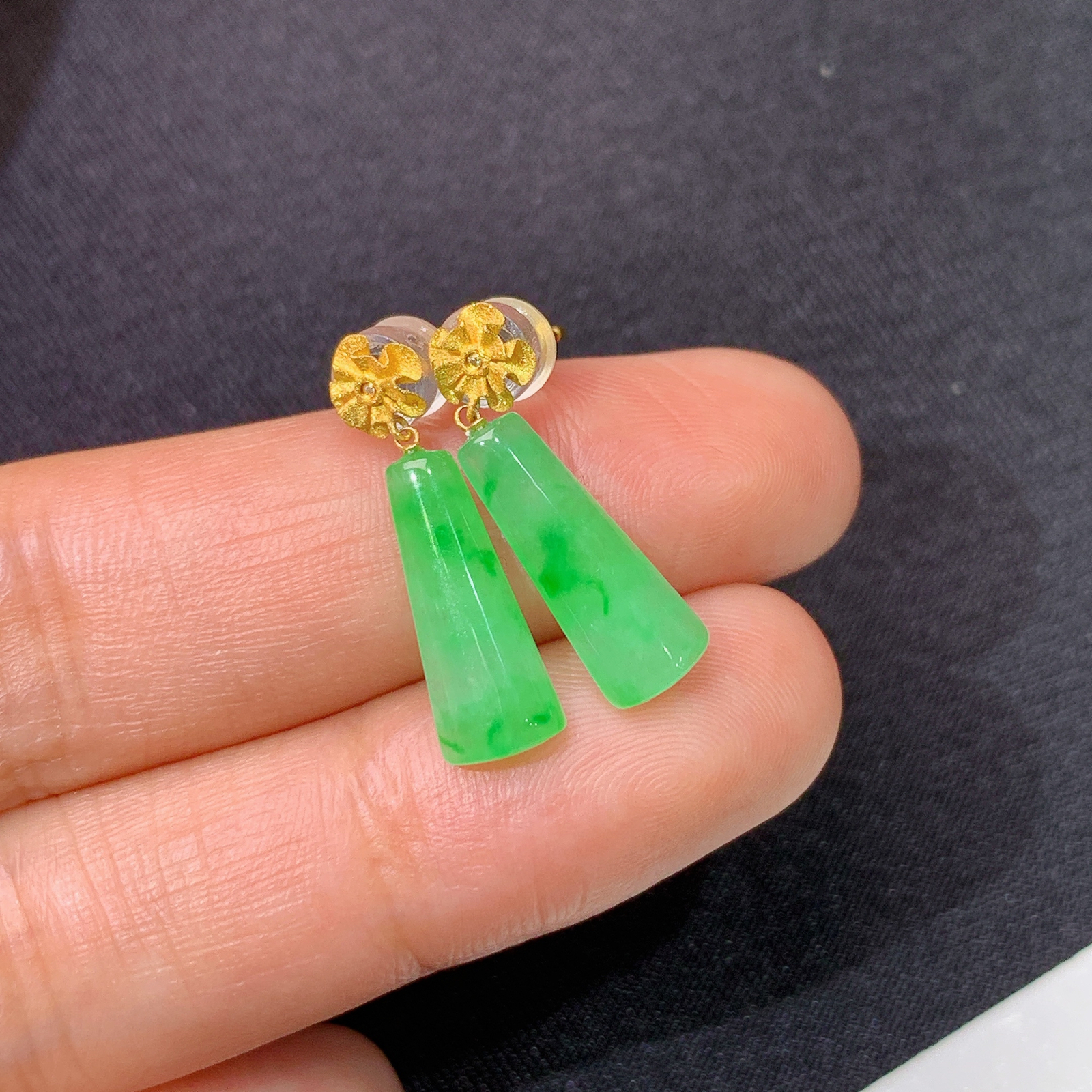 冰飘绿无事牌耳坠，18k金镶嵌，简约时尚，冰润色阳，种水足，Xyg 尺寸13.7*5.6*2.6