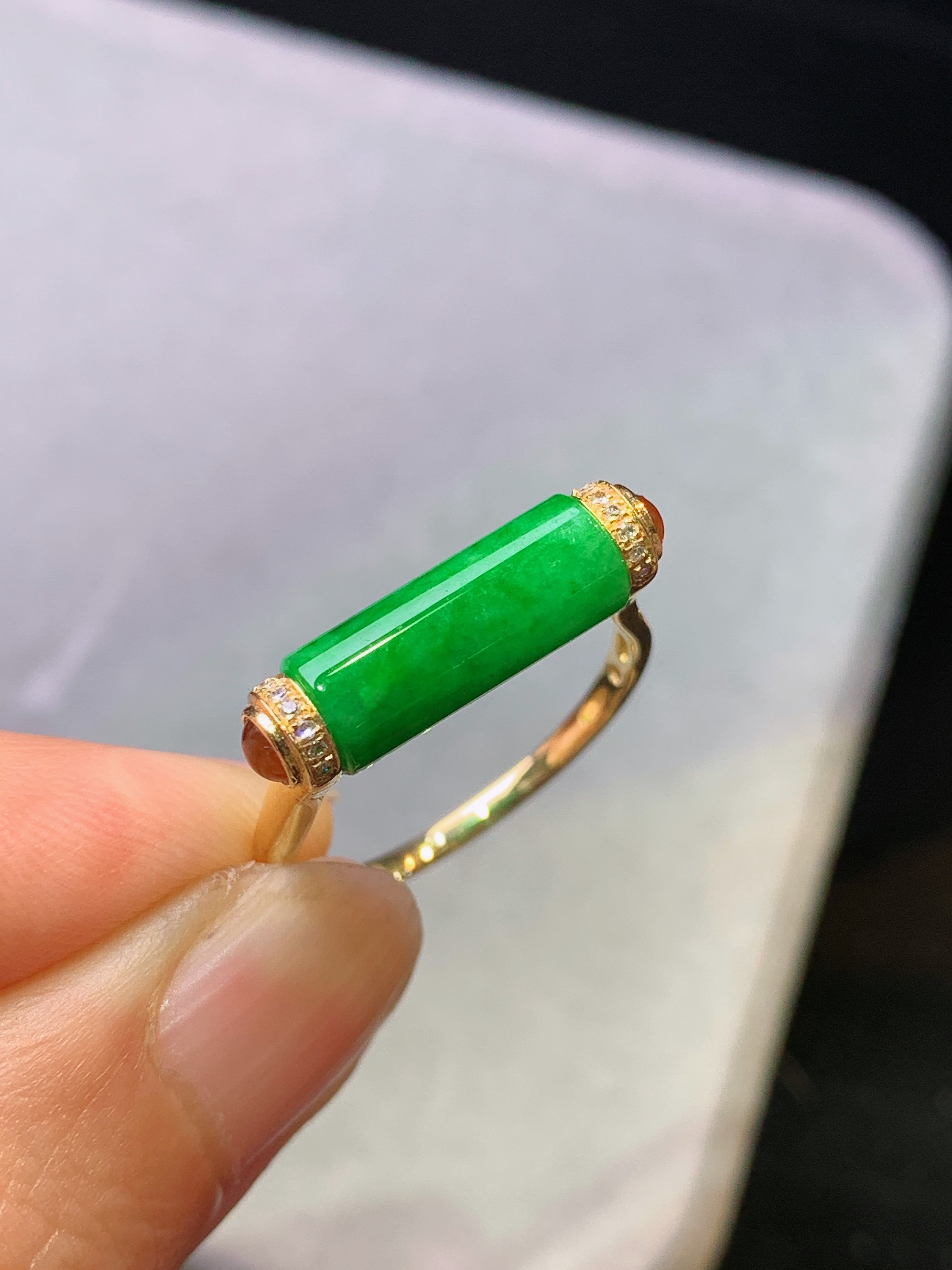 18k金钻镶嵌翠绿圆柱戒指 玉质细腻 色泽艳丽清新 水润亮眼 圈口14.5 整体尺寸5.2*12.6