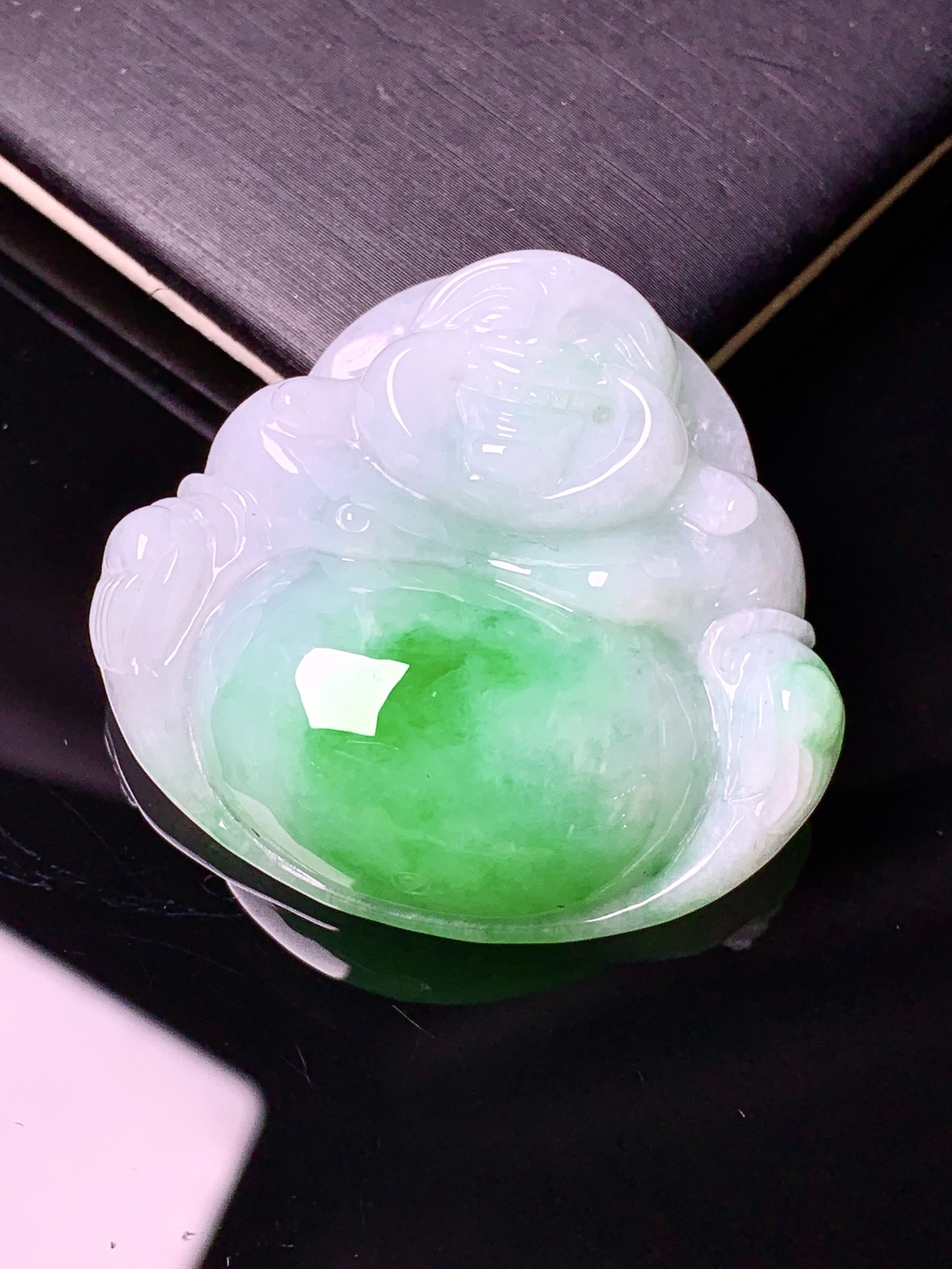 飘绿佛公吊坠 玉质细腻 色泽艳丽清新 水润亮眼 整体尺寸33.8*36.8*10.2x1