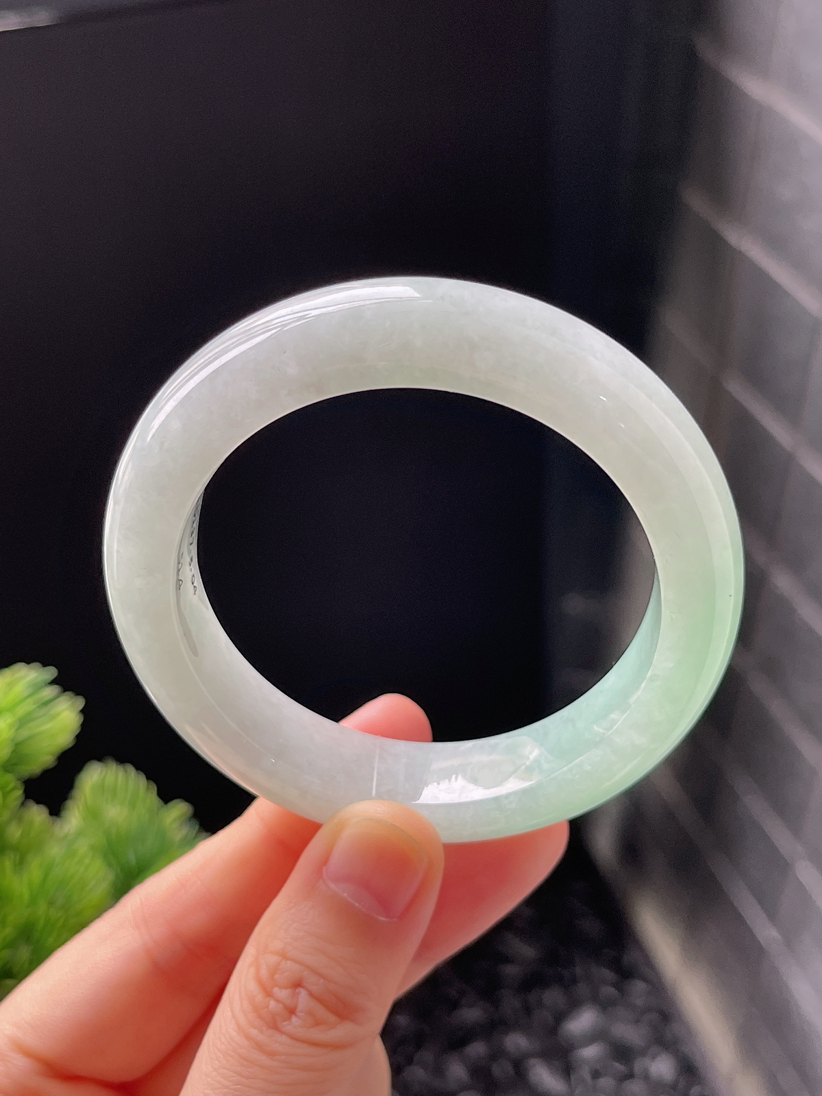 正圈51.4圈口，翡翠冰糯种淡绿色手镯