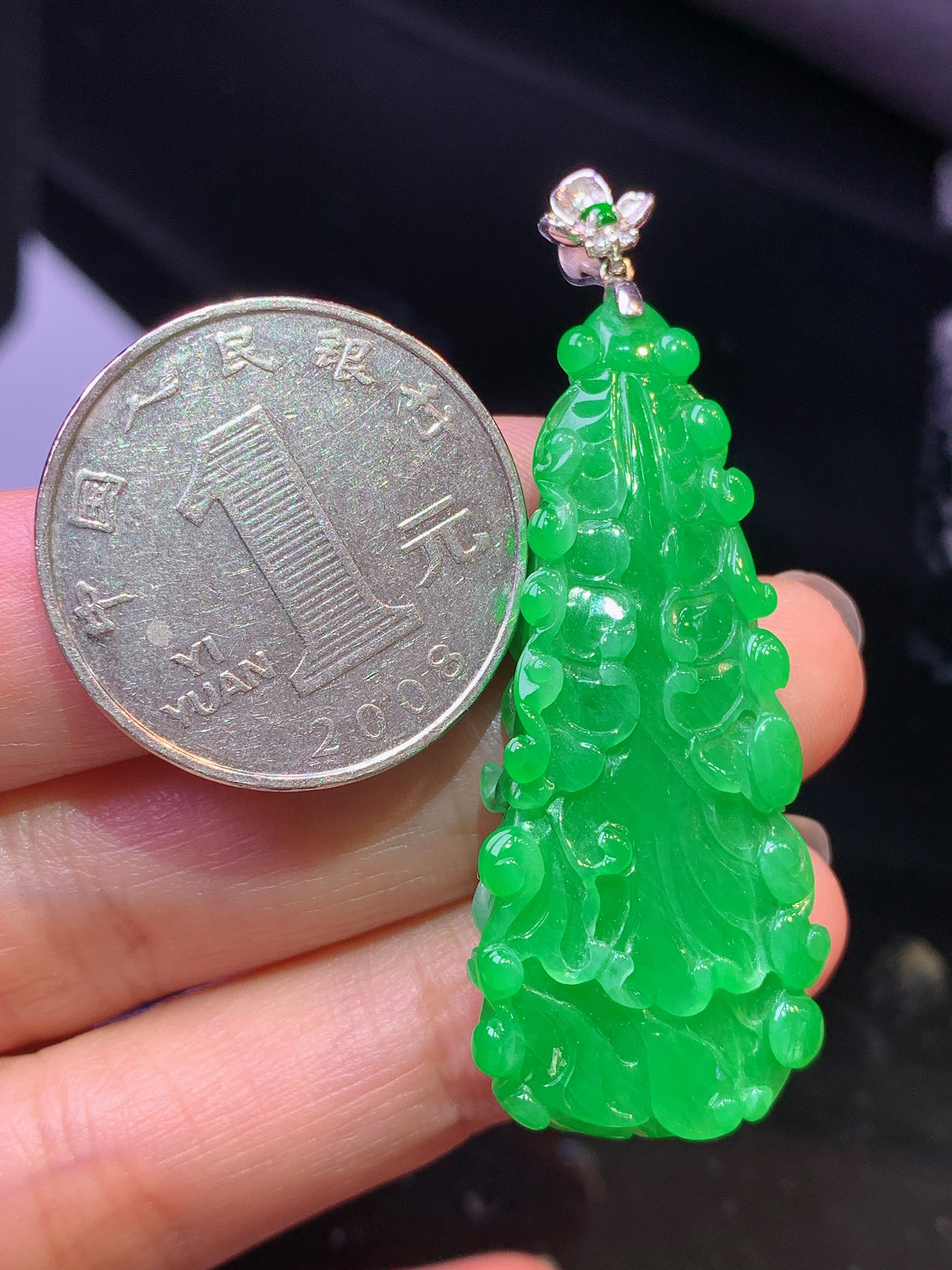 18k金镶嵌满绿白菜吊坠 玉质细腻 色泽艳丽清新 水润亮眼 整体尺寸52*19.2*7.5L1