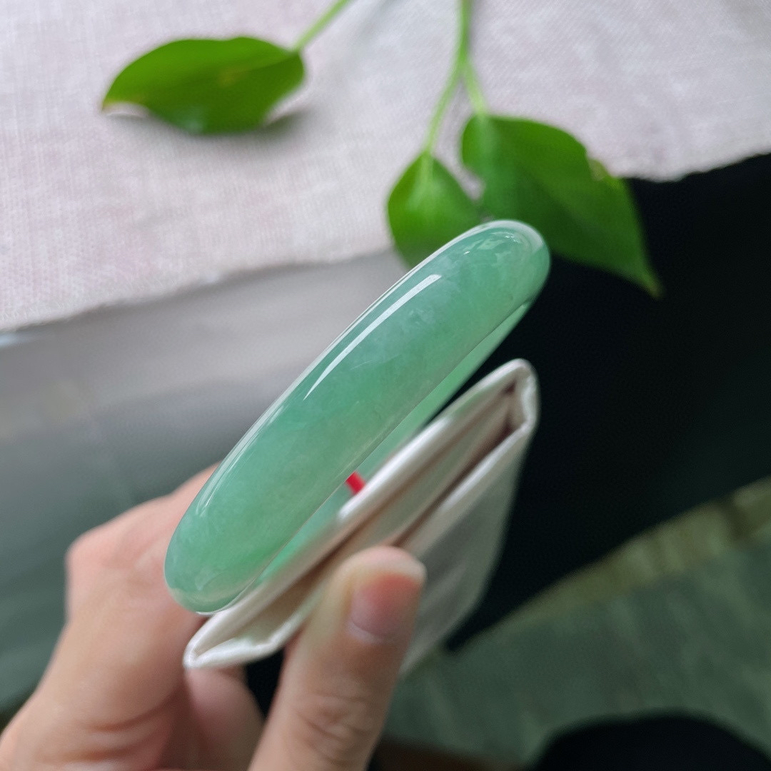 54.4/11.6/8.4，绿底正圈，满绿凝翠，一身贵气，低调却藏不住质感。棉线