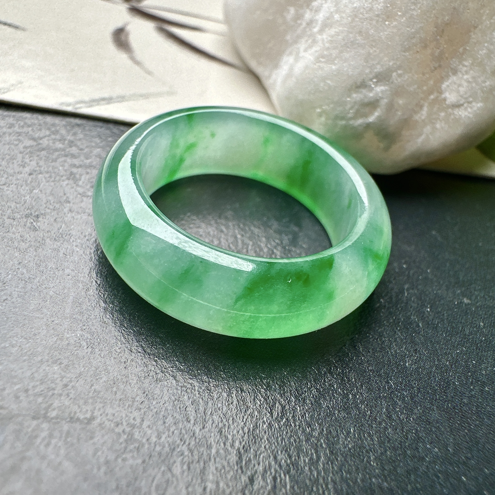 【冰种飘绿戒圈】难得的冰润度，难得的好颜色，韵味十足，古色古香。也可当甜甜圈佩戴