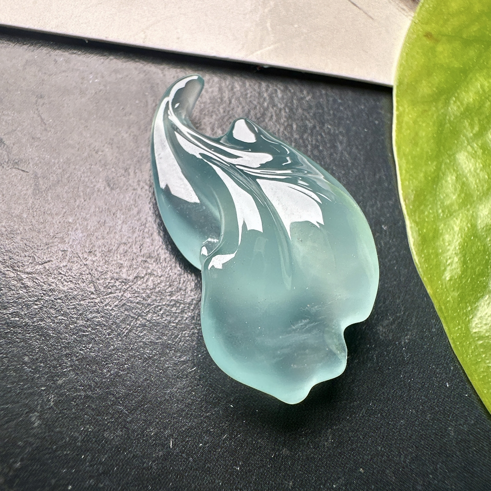 【冰种天空蓝随形裸石】随形银杏叶，质地非常细腻干净，冰润十足，种老冰透，收藏品质