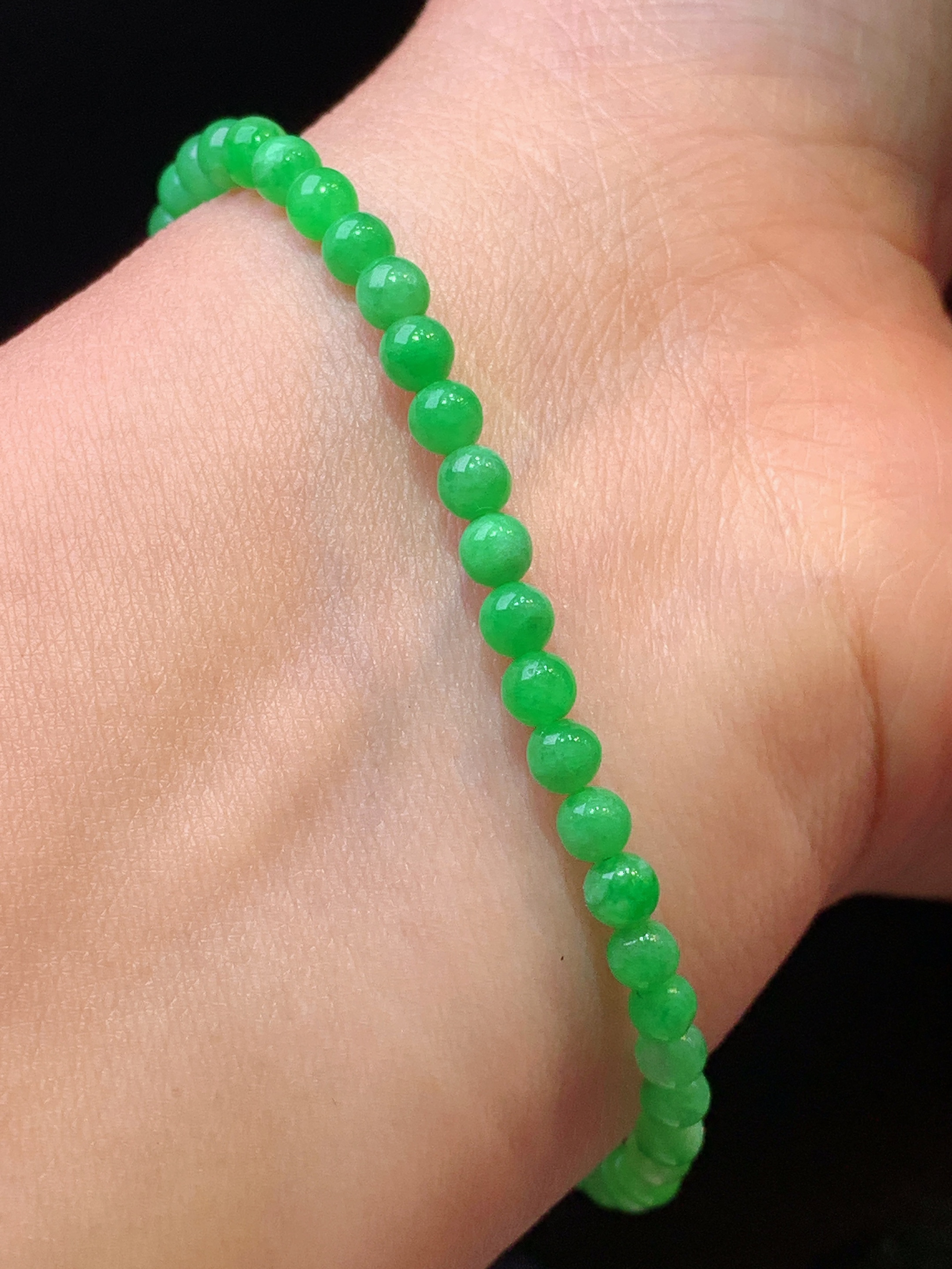 翠绿圆珠手链 玉质细腻 色泽艳丽清新 水润亮眼 整体尺寸4.2z1