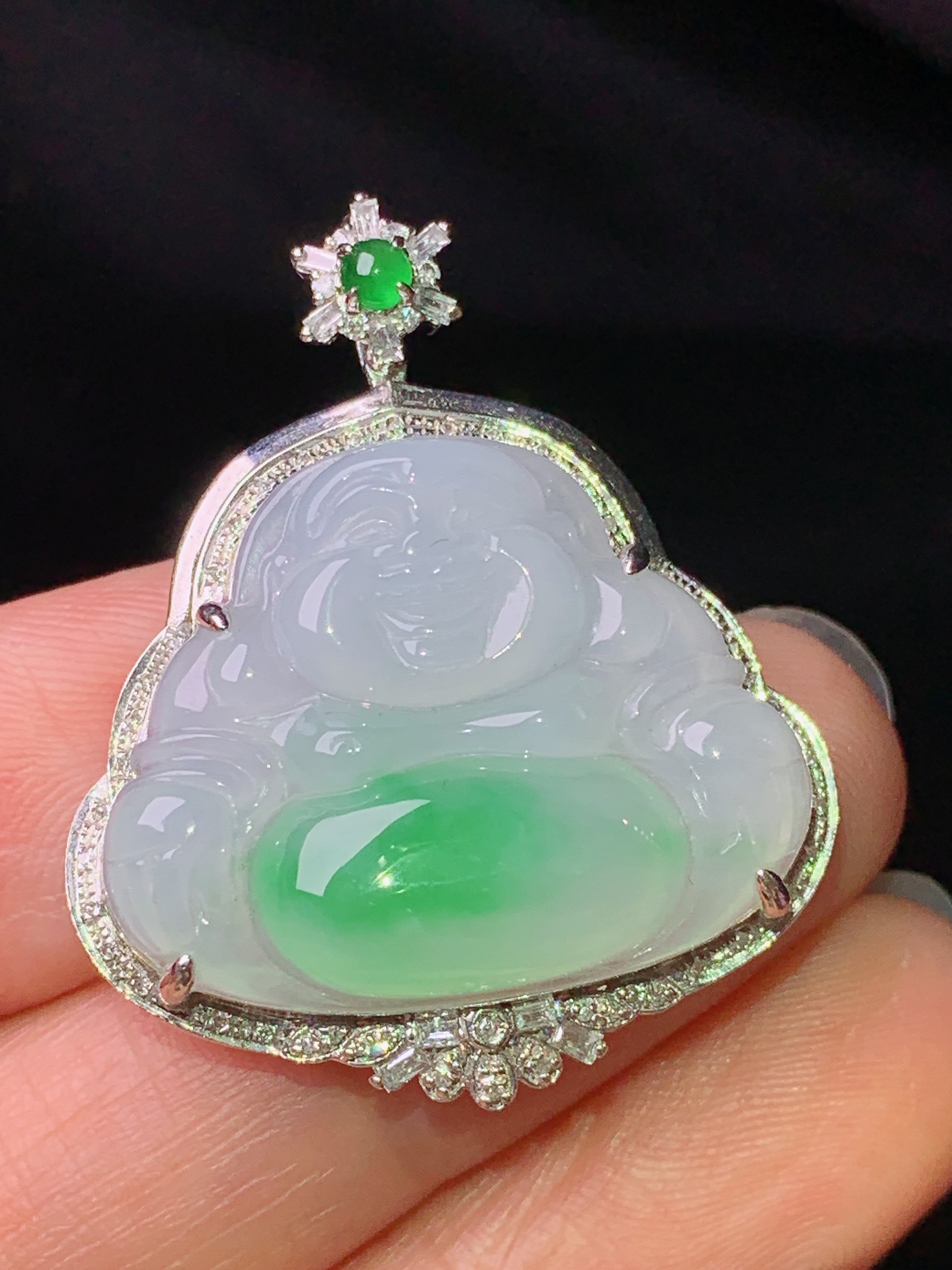 18k金钻镶嵌飘绿佛公吊坠 玉质细腻 色泽艳丽清新 水润亮眼 整体尺寸33.3*27.6*8j2