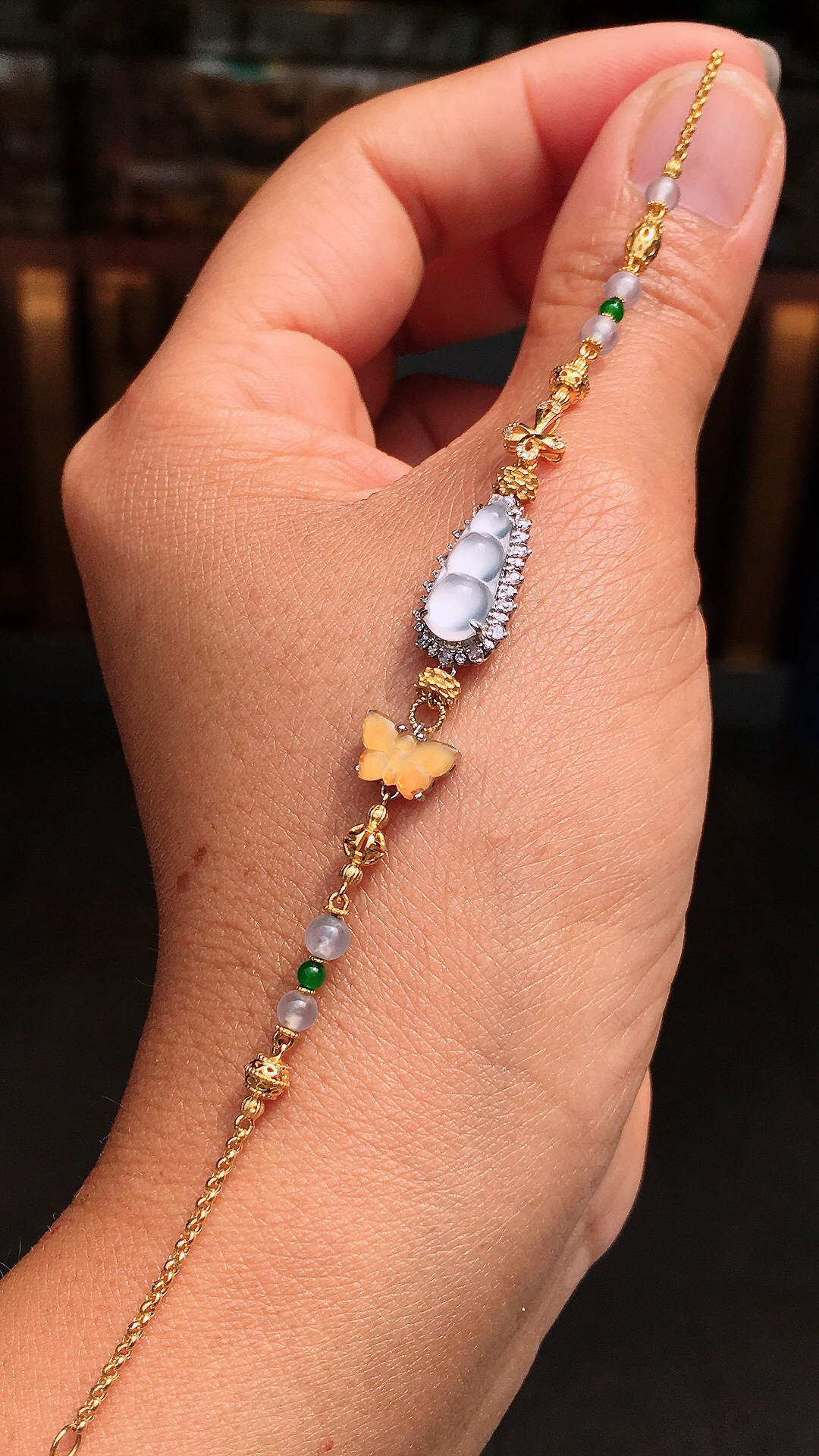 冰种福豆手链，玉质细腻，荧光感超
强，饱满圆润，尽显优雅气质，18k
金豪华镶嵌