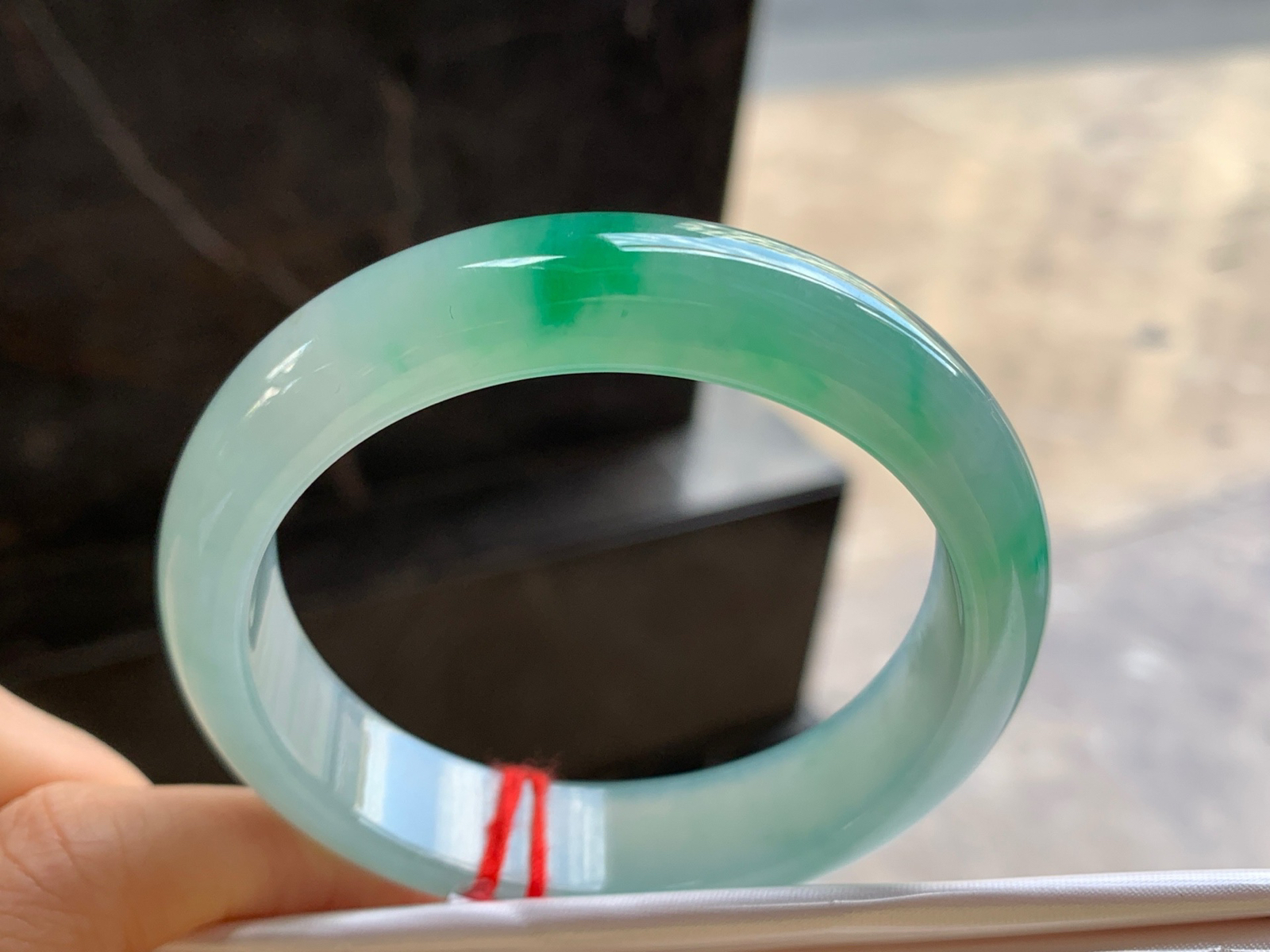 57-13.7-8

冰飘绿手镯^_^种水好 颜色鲜艳