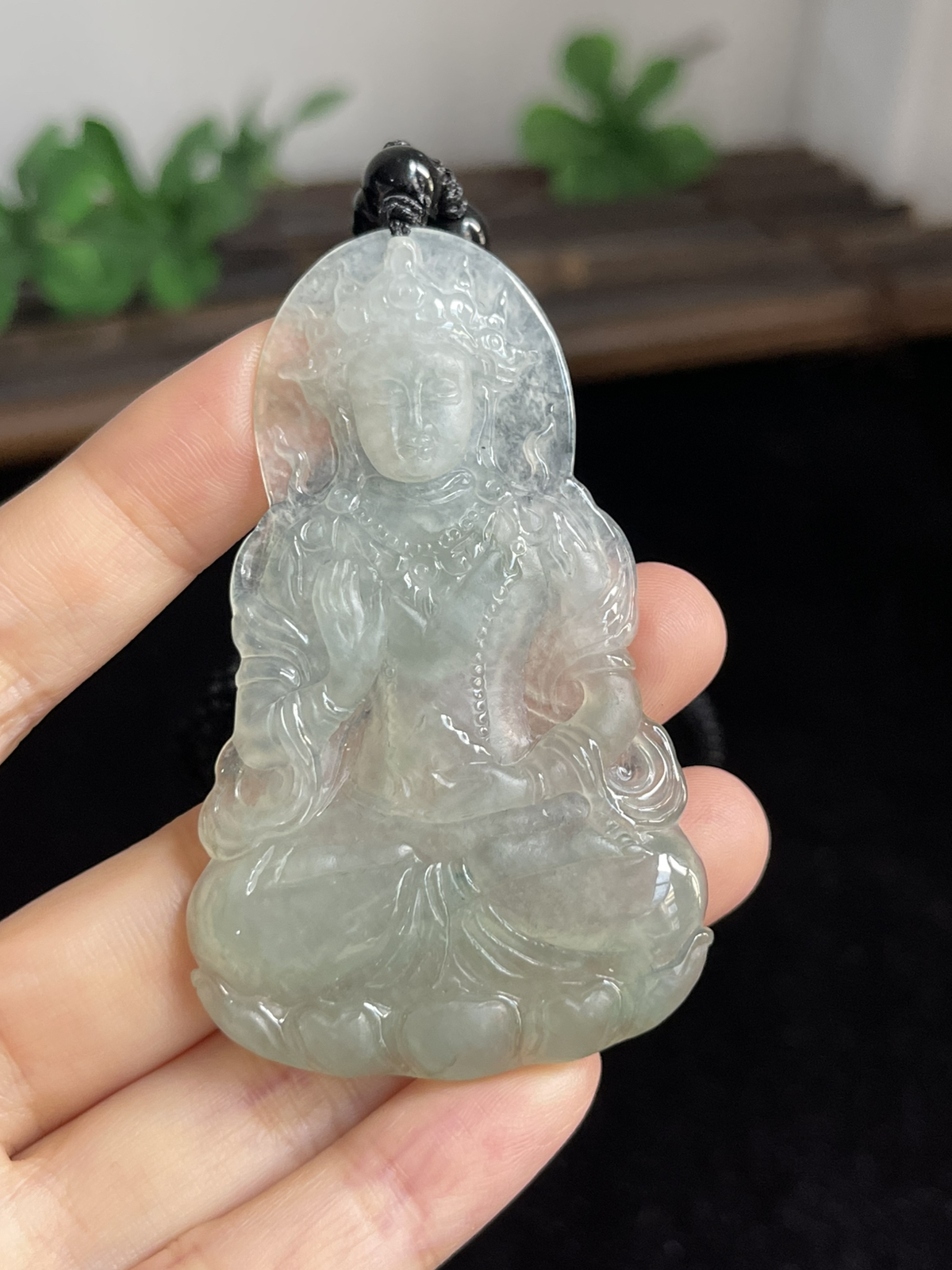 翡翠冰糯种淡绿色吊坠，配珠未测