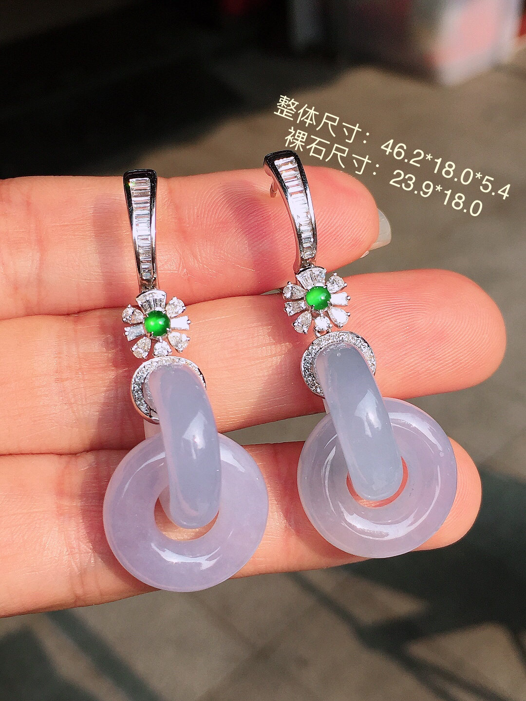 紫罗兰【环环相扣】耳坠，色泽均匀艳丽，玉质细腻，荧光感超
强，饱满圆润，尽显优雅气质，18k
金豪华镶嵌