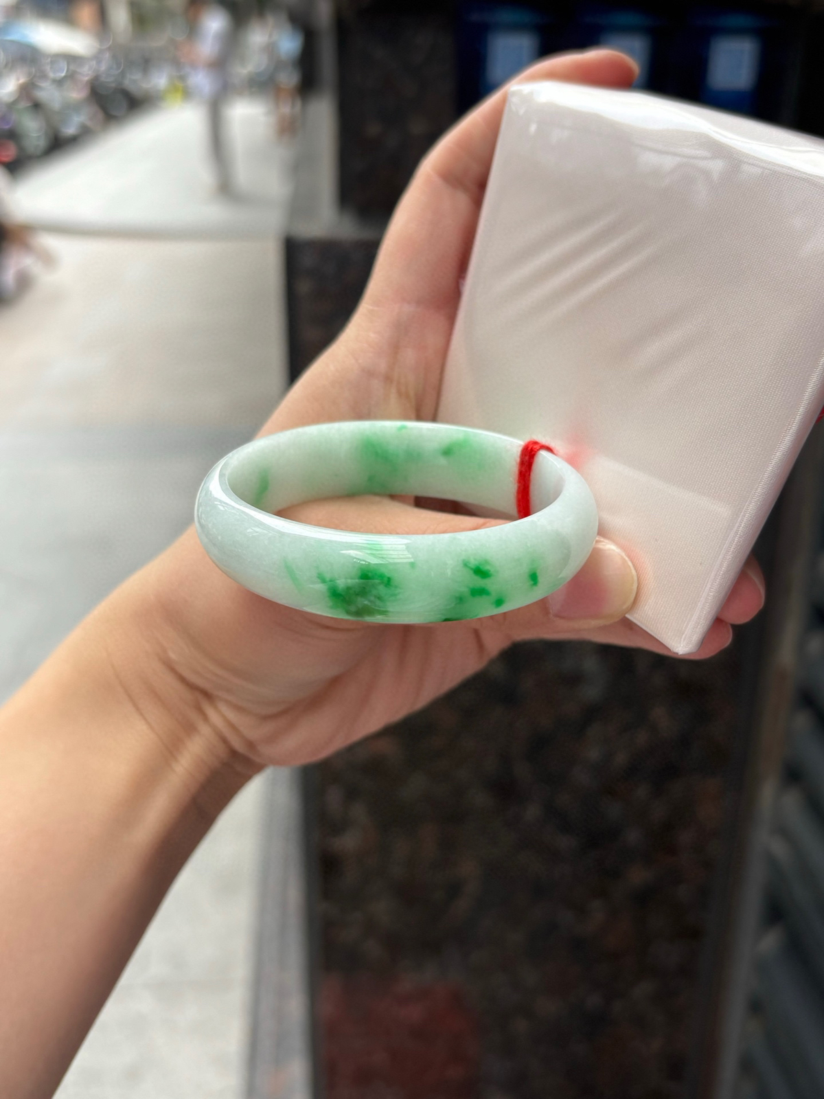 自然光实拍白底青贵妃
53.2-47.1-13.8-6.2
底妆细腻，阳绿花点缀，镯色生香，腕间之美，水润中透着灵气，仙气缭绕，温婉可人，举手投足间皆是美好