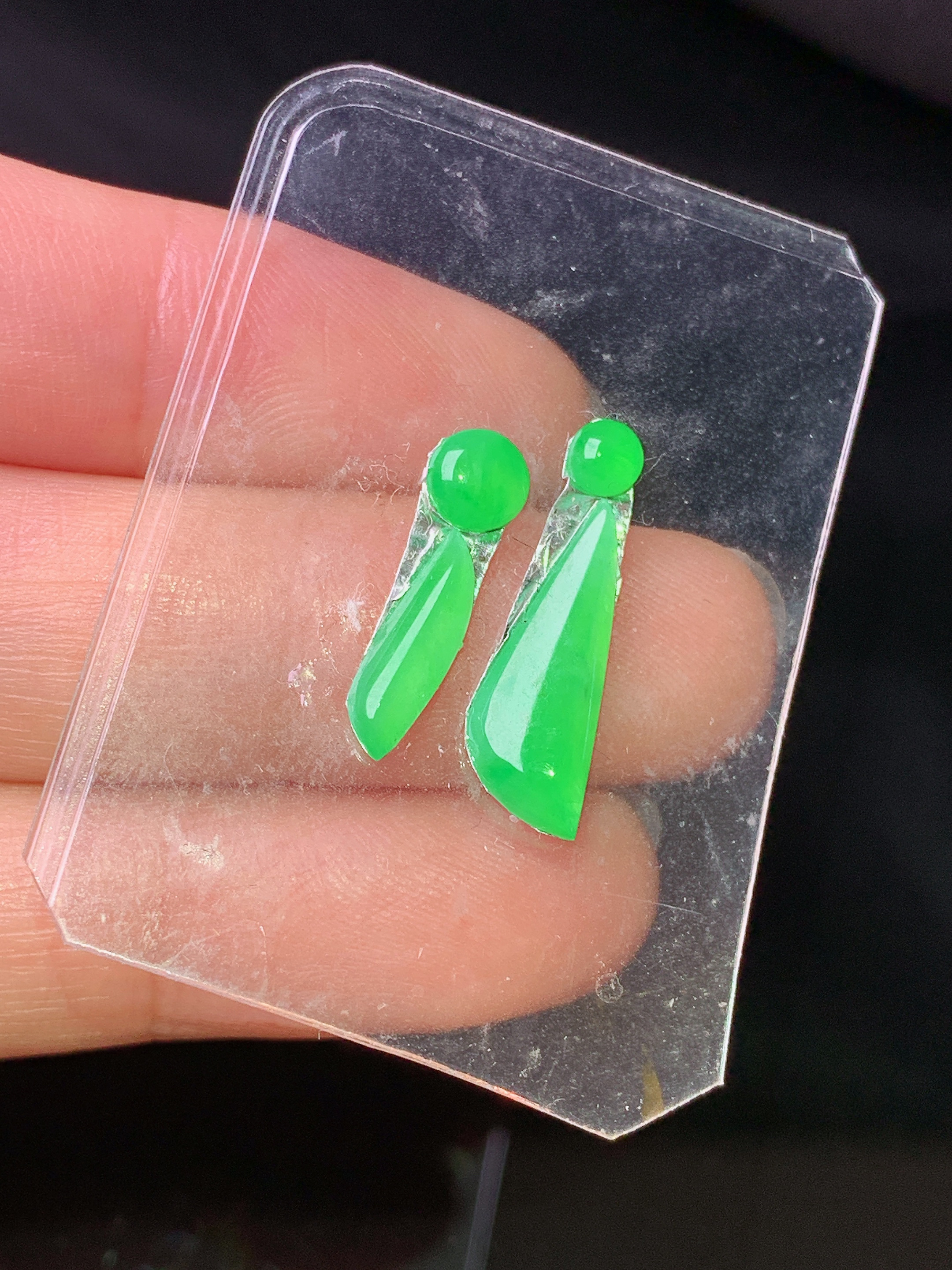 翠绿随形一对 玉质细腻 色泽艳丽清新 水润亮眼 整体尺寸16*5.6*3.2L2