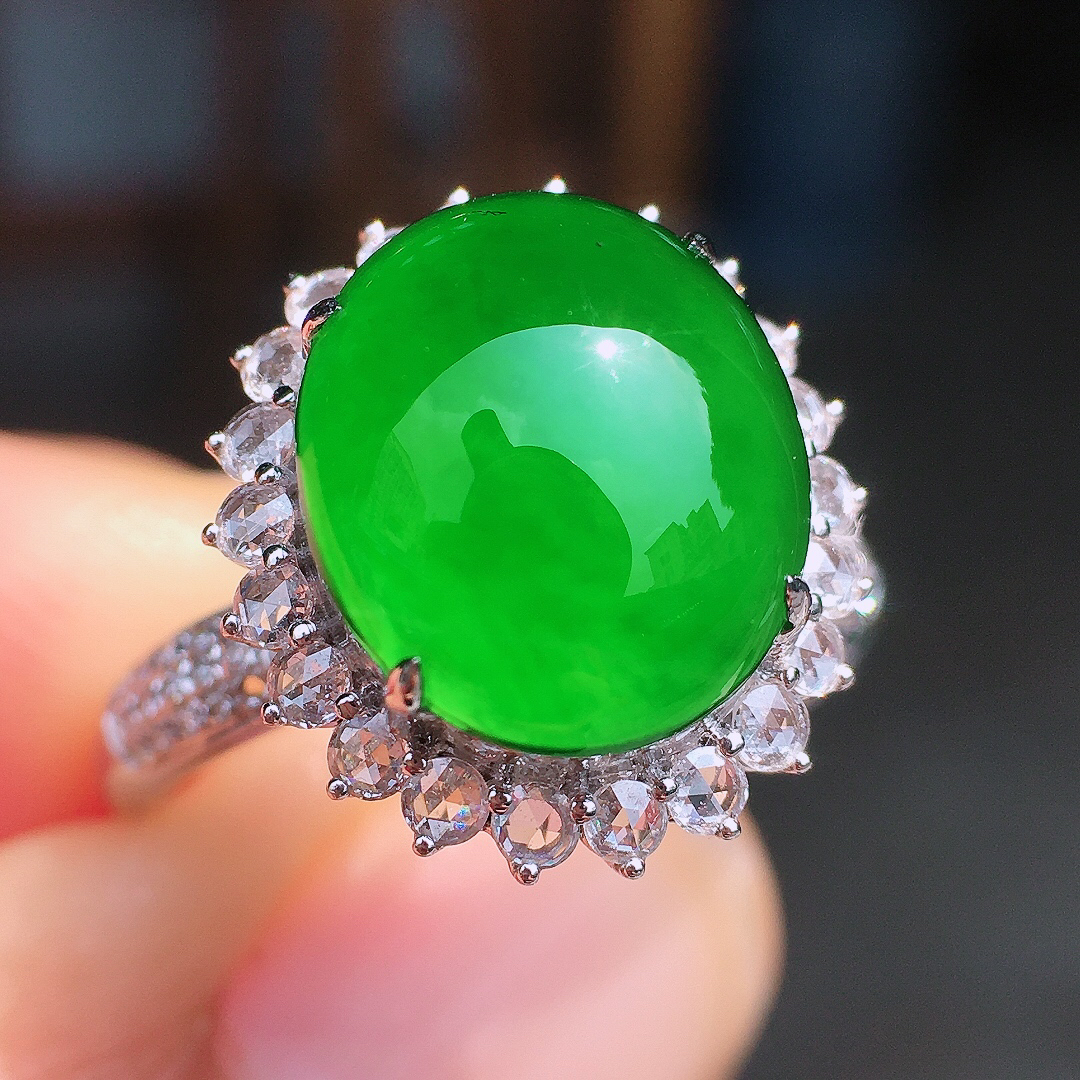 满绿蛋面戒指，色泽均匀艳丽，玉质细腻，荧光感超
强，饱满圆润，尽显优雅气质，18k
金豪华镶嵌