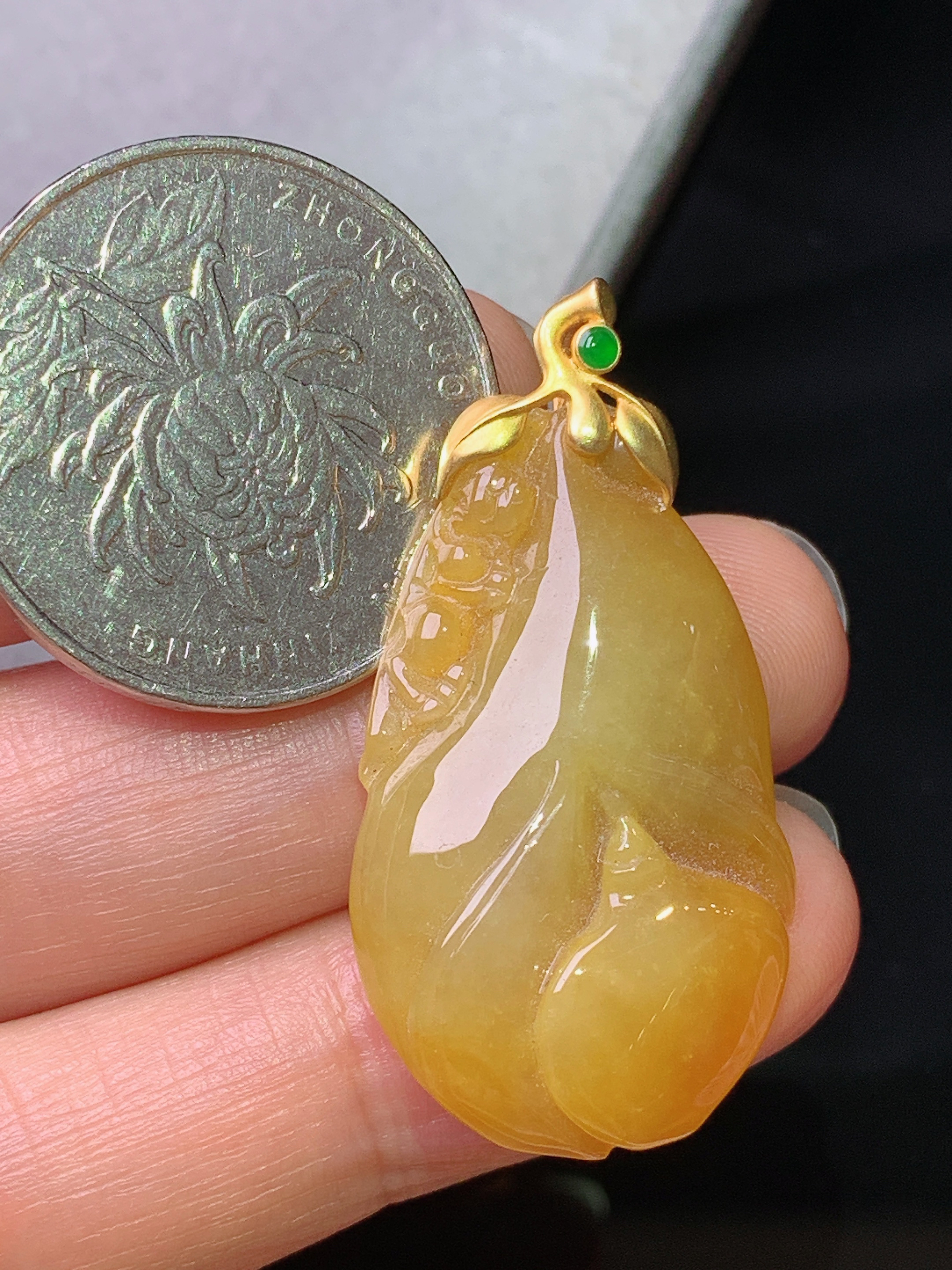 18k金镶嵌黄翡福瓜吊坠 玉质细腻 色泽艳丽清新 水润亮眼 整体尺寸37.5*19.5*6.2b1