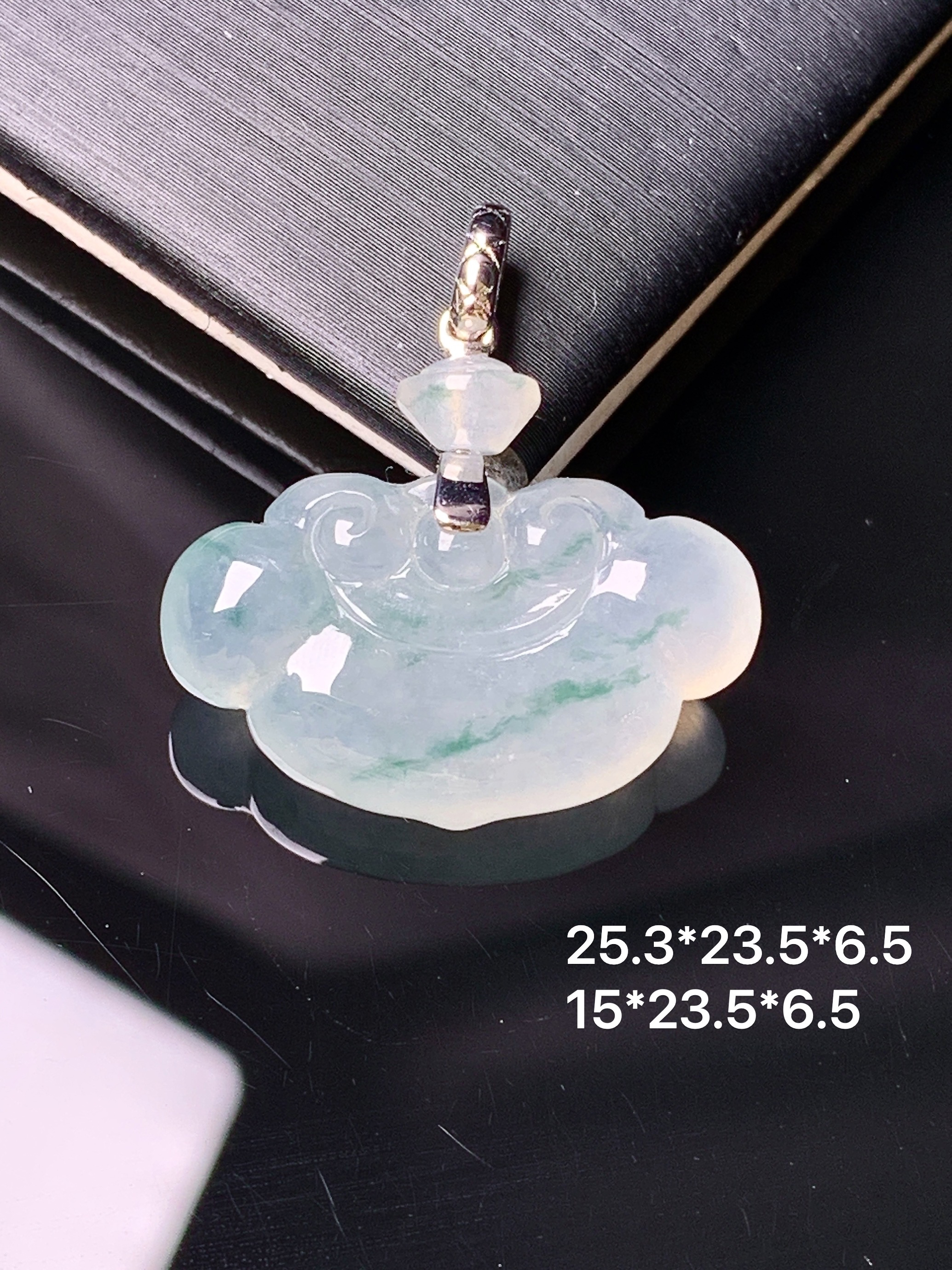 18k金镶嵌冰种如意头吊坠 玉质细腻 色泽艳丽清新 水润亮眼 整体尺寸25.3*23.5*6.5m1