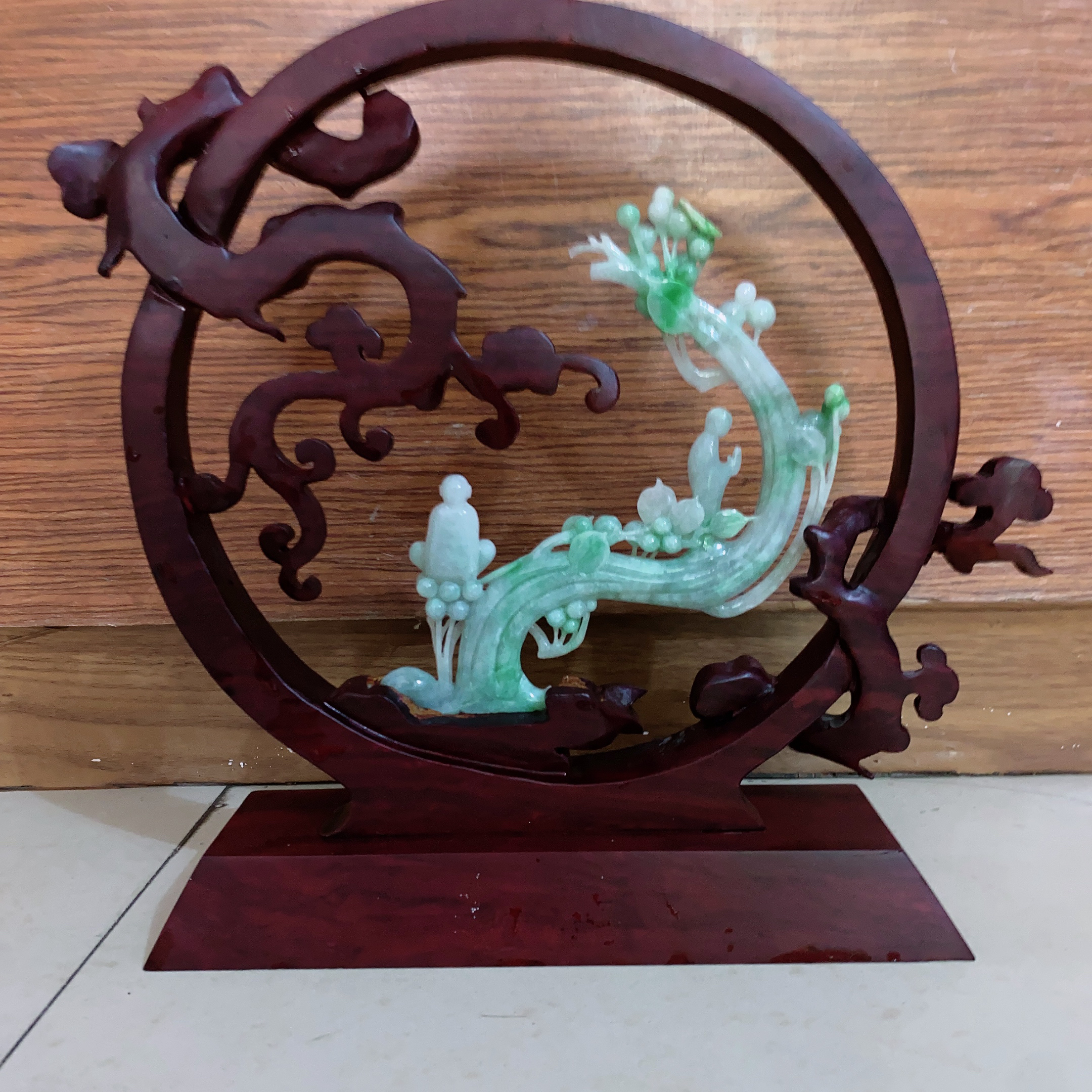 天然翡翠精雕飘绿，俏黄三彩悟道摆件 约裸石尺寸175*140*13mm 精美底座尺寸295*310*80mm，zz以图片为准