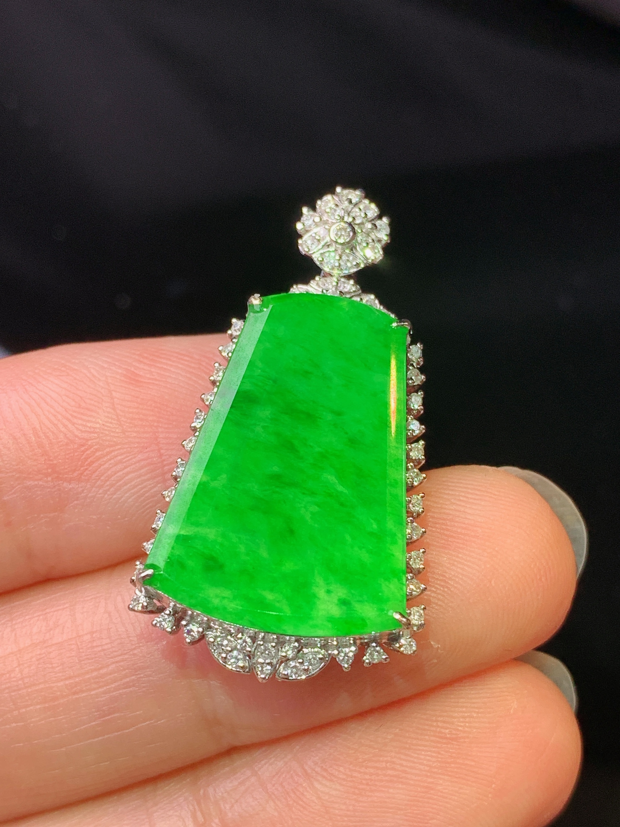 18k金钻镶嵌翠绿无事牌吊坠 玉质细腻 色泽艳丽清新 水润亮眼 整体尺寸31.6*17*6.5j2