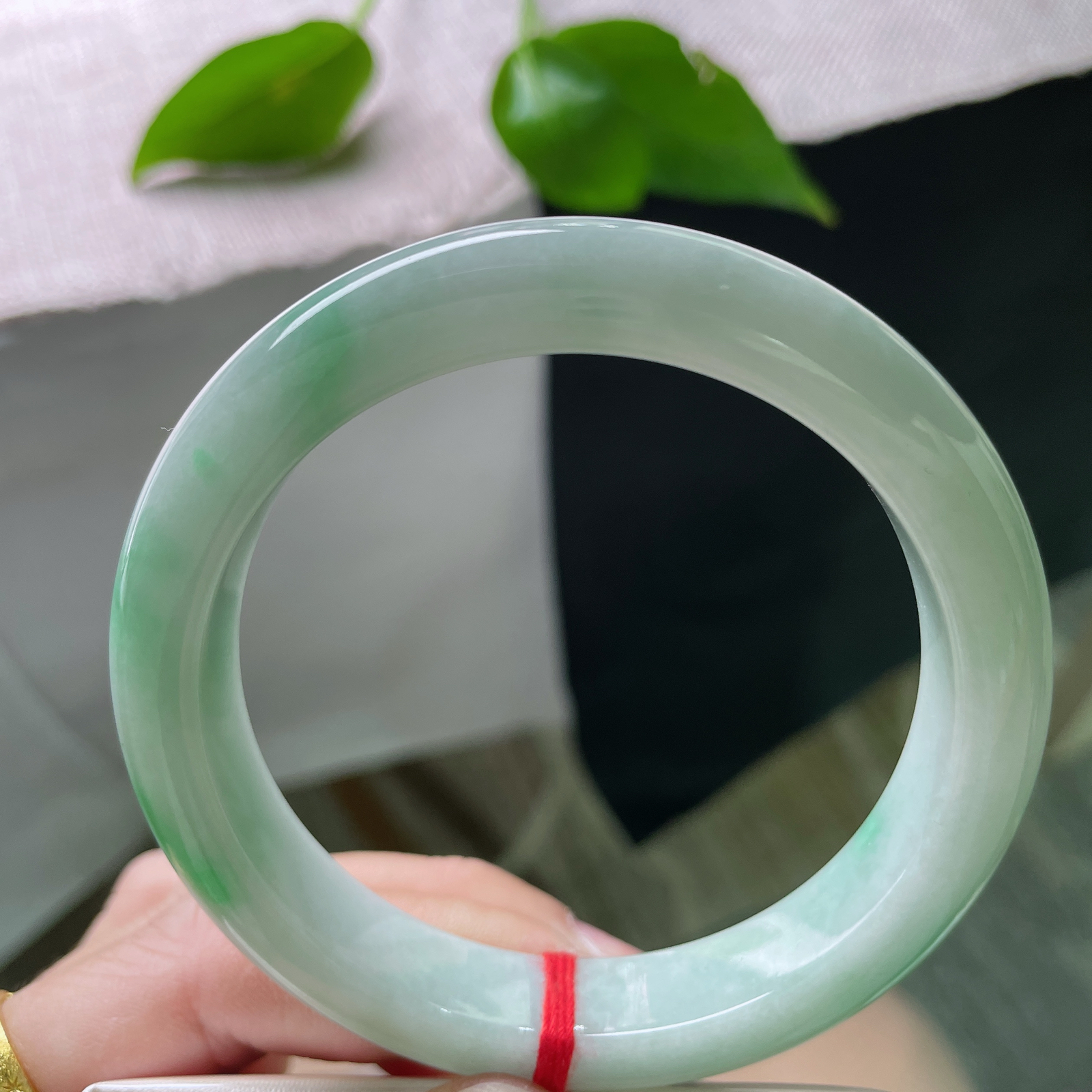 59.6/12/8.6，飘绿正圈，俏色点缀，精致玲珑，水润，质地温润细腻，皮纹