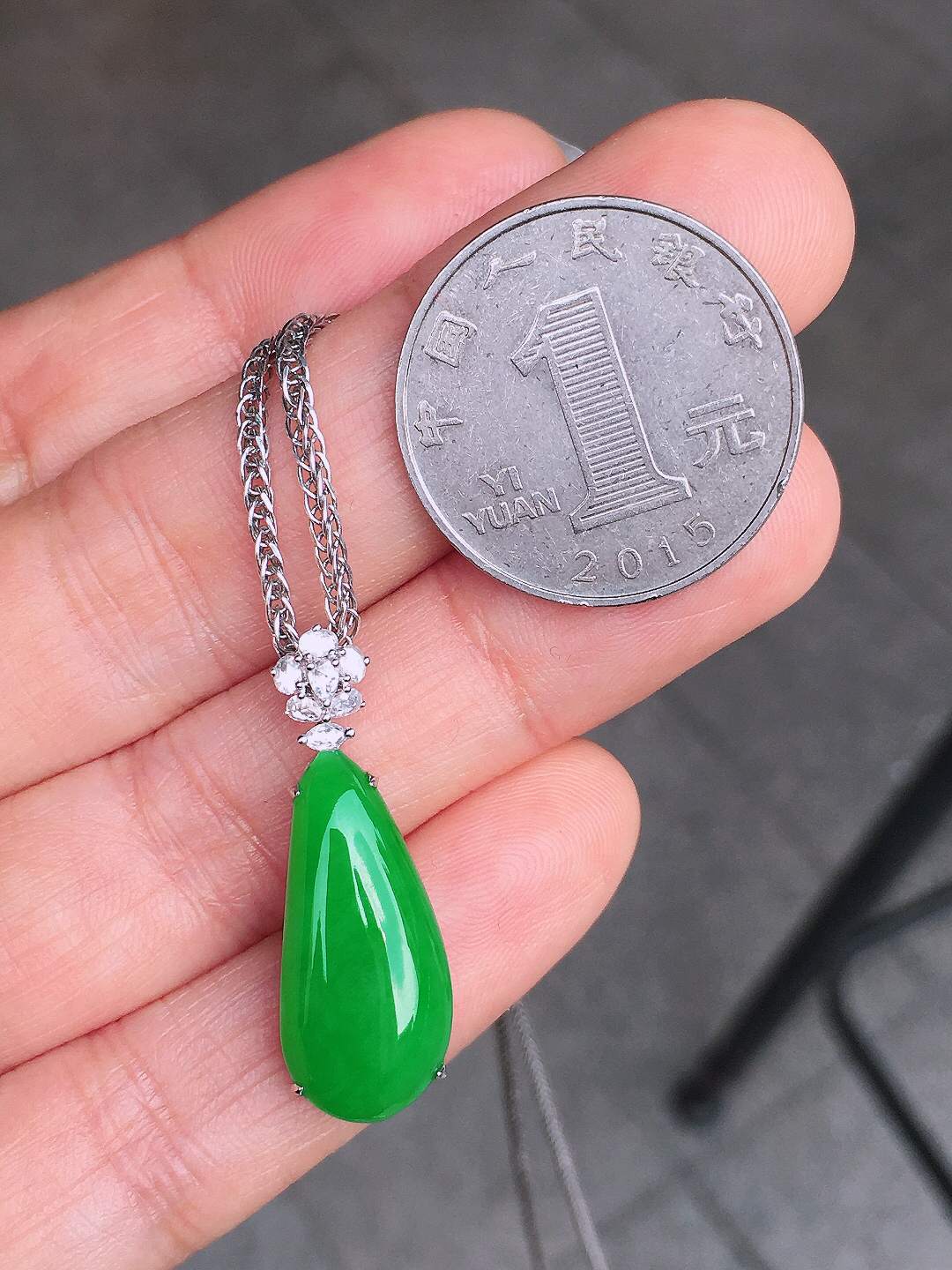 阳绿福瓜吊坠，色泽均匀艳丽，玉质细腻，荧光感超
强，饱满圆润，尽显优雅气质，18k
金豪华镶嵌