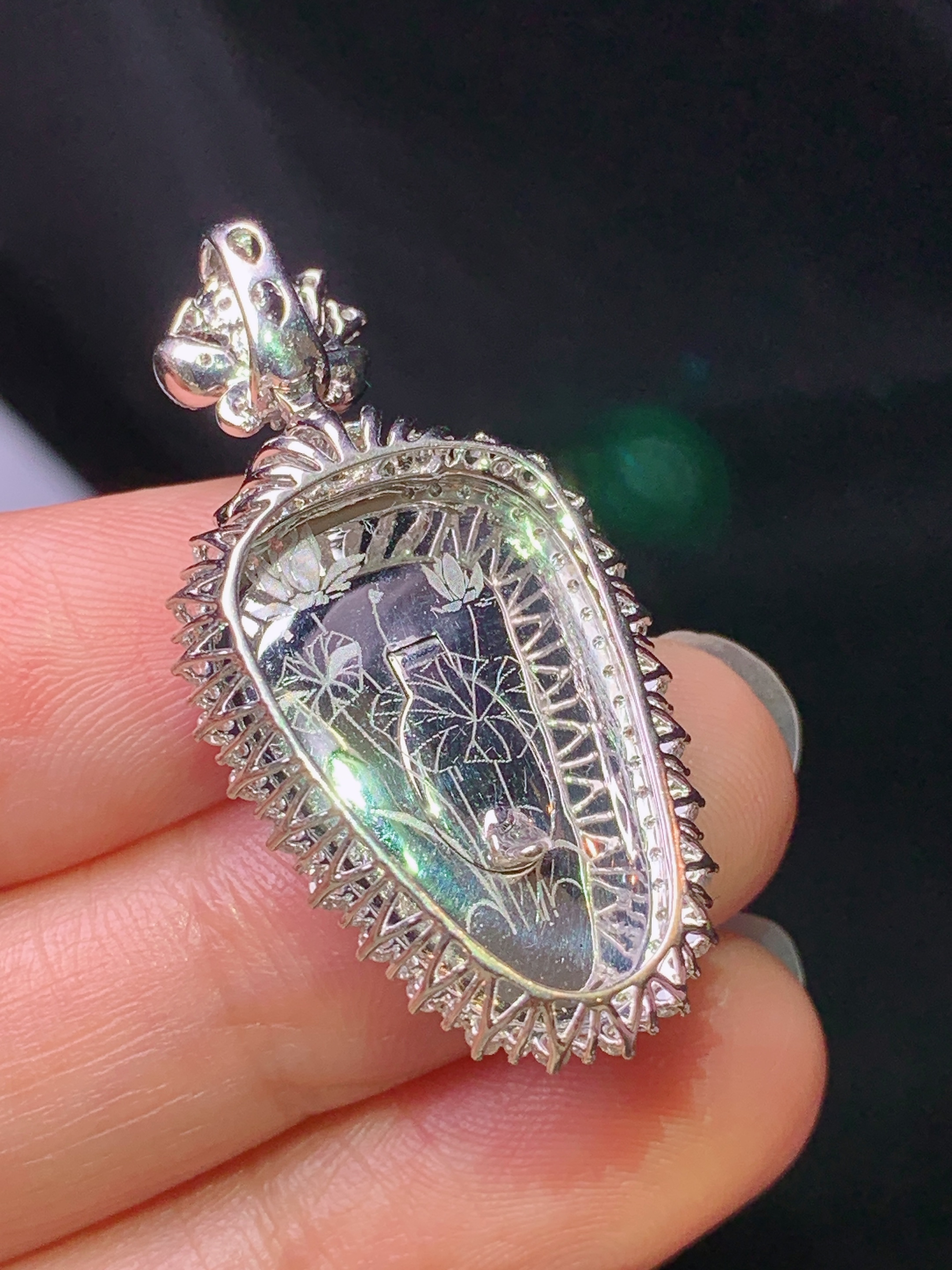 18k金钻镶嵌翠绿树叶吊坠 玉质细腻 色泽艳丽清新 水润亮眼 整体尺寸36.3*18.6*7.5c2