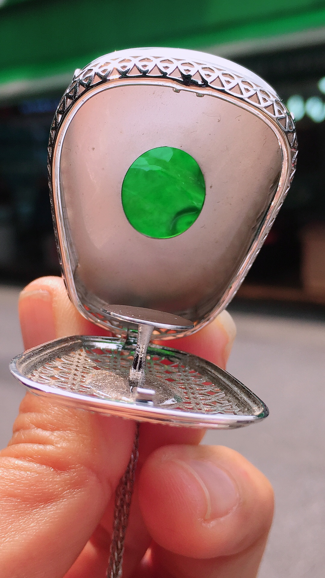 满绿如意吊坠，色泽均匀艳丽，玉质细腻，荧光感超
强，饱满圆润，尽显优雅气质，18k
金豪华镶嵌