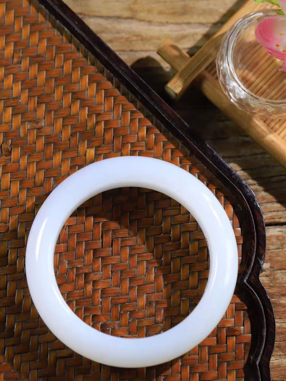 （一见倾心.手镯）

精品和田玉白玉手镯，玉质温润细腻 油性十足 手感舒适，高华雅逸，线条流畅，简约大气，美自天成，素雅高贵。佩戴于腕间，婉约之美，举手投足间透出那低调奢华。重69.7克  尺寸53-15.3-9.6mm  56372436A