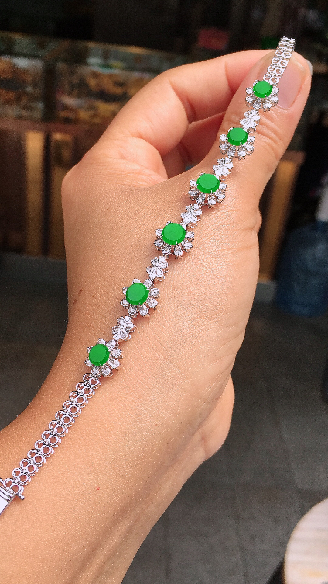 阳绿平安扣手链，色泽均匀艳丽，玉质细腻，荧光感超
强，饱满圆润，尽显优雅气质，18k
金豪华镶嵌