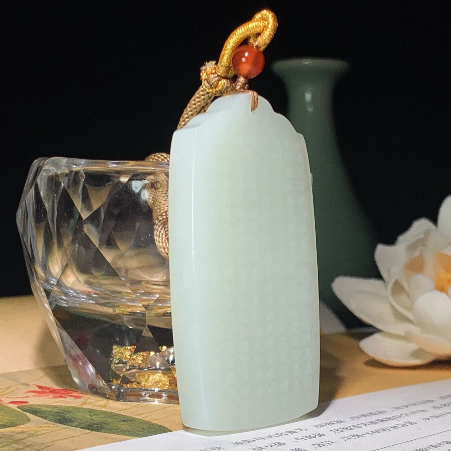 和田玉白玉心经牌子挂件。尺寸61/32/8重44克。白度一级。玉质细腻油润 底色纯净 脂粉好，品质好。lt260323