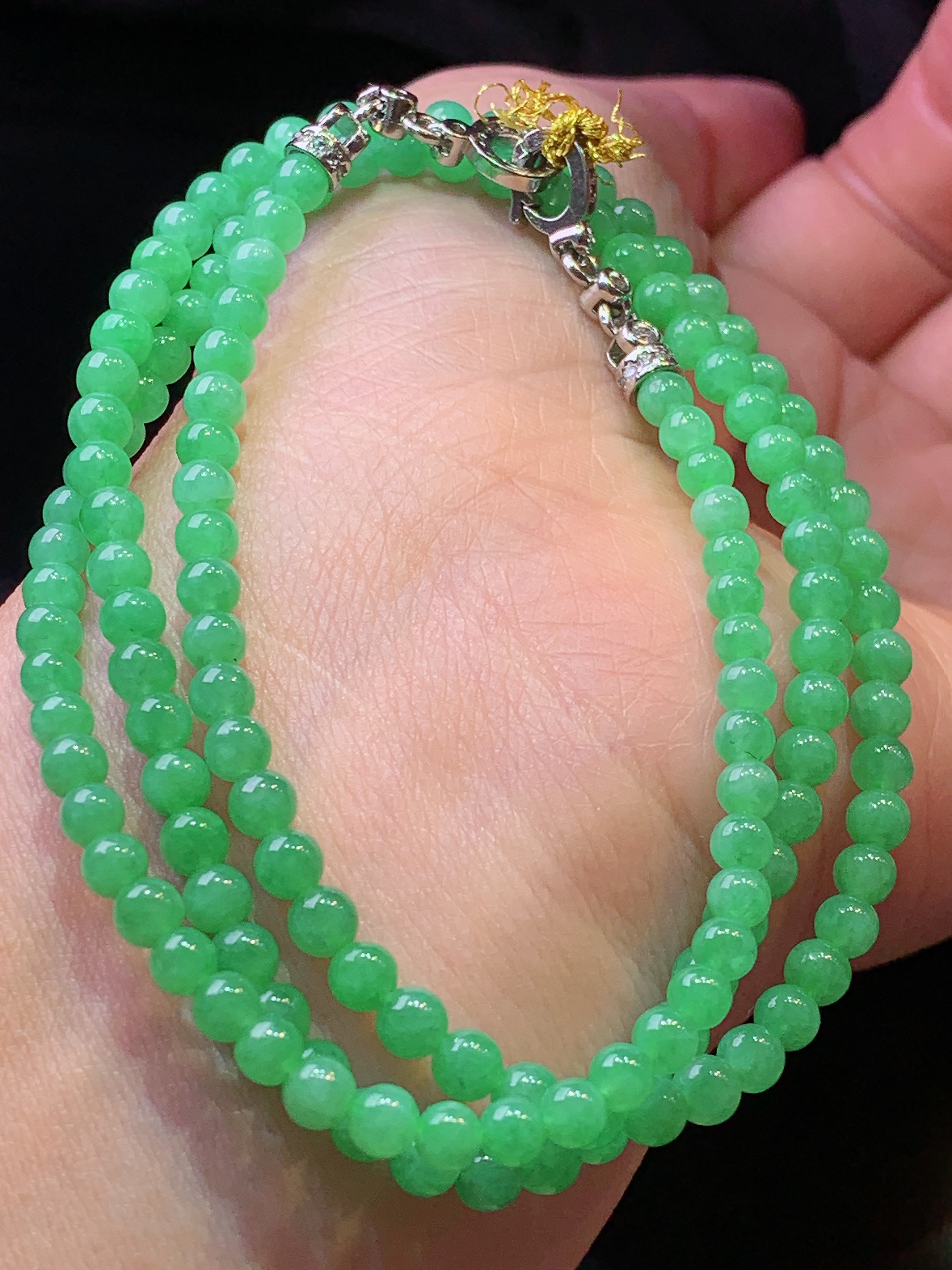 翠绿圆珠项链 玉质细腻 色泽艳丽清新 水润亮眼 整体尺寸4z1