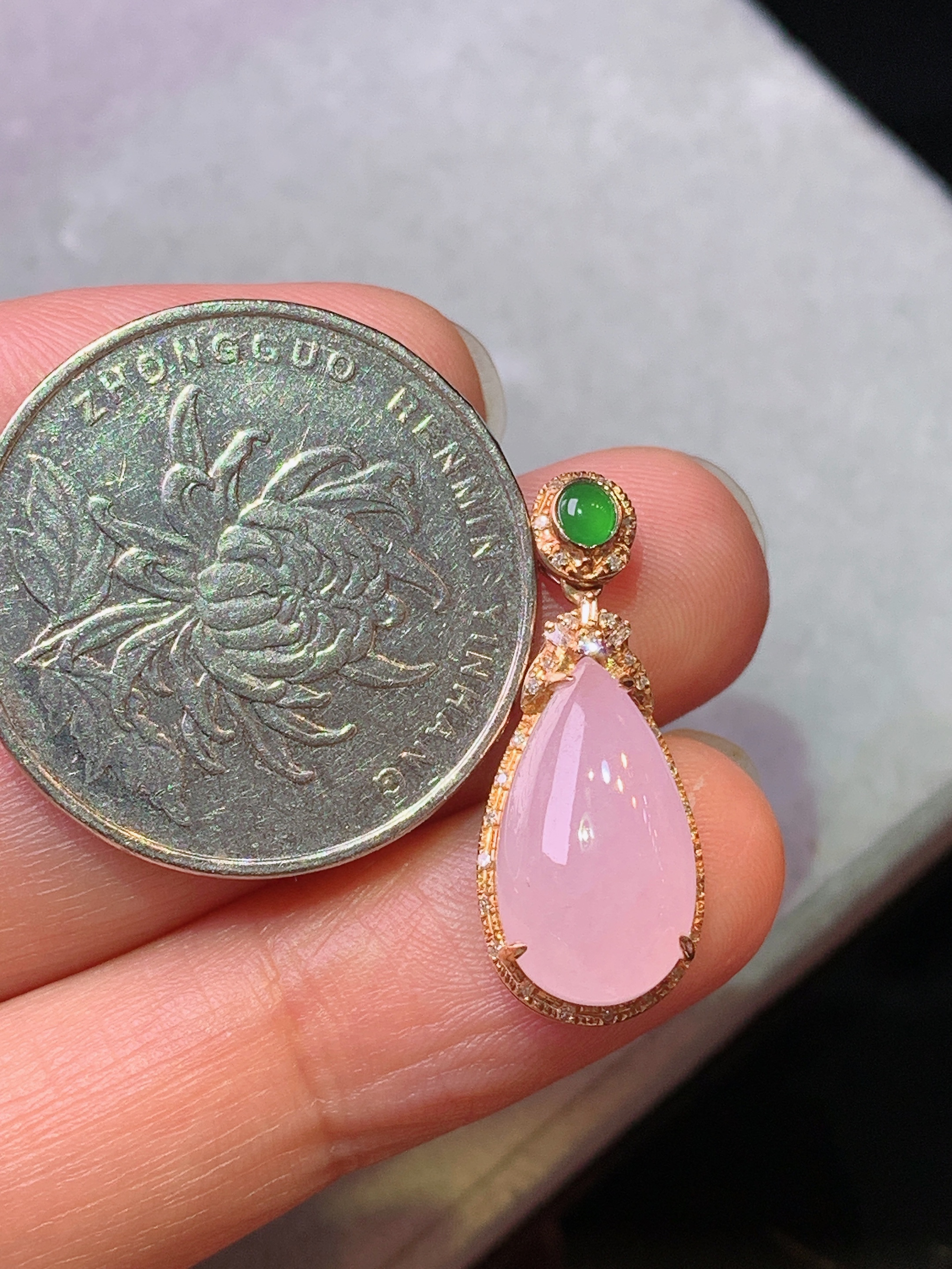 18k金钻镶嵌粉紫罗兰水滴吊坠 玉质细腻 色泽艳丽清新 水润亮眼 整体尺寸24*9.8*7.7z1