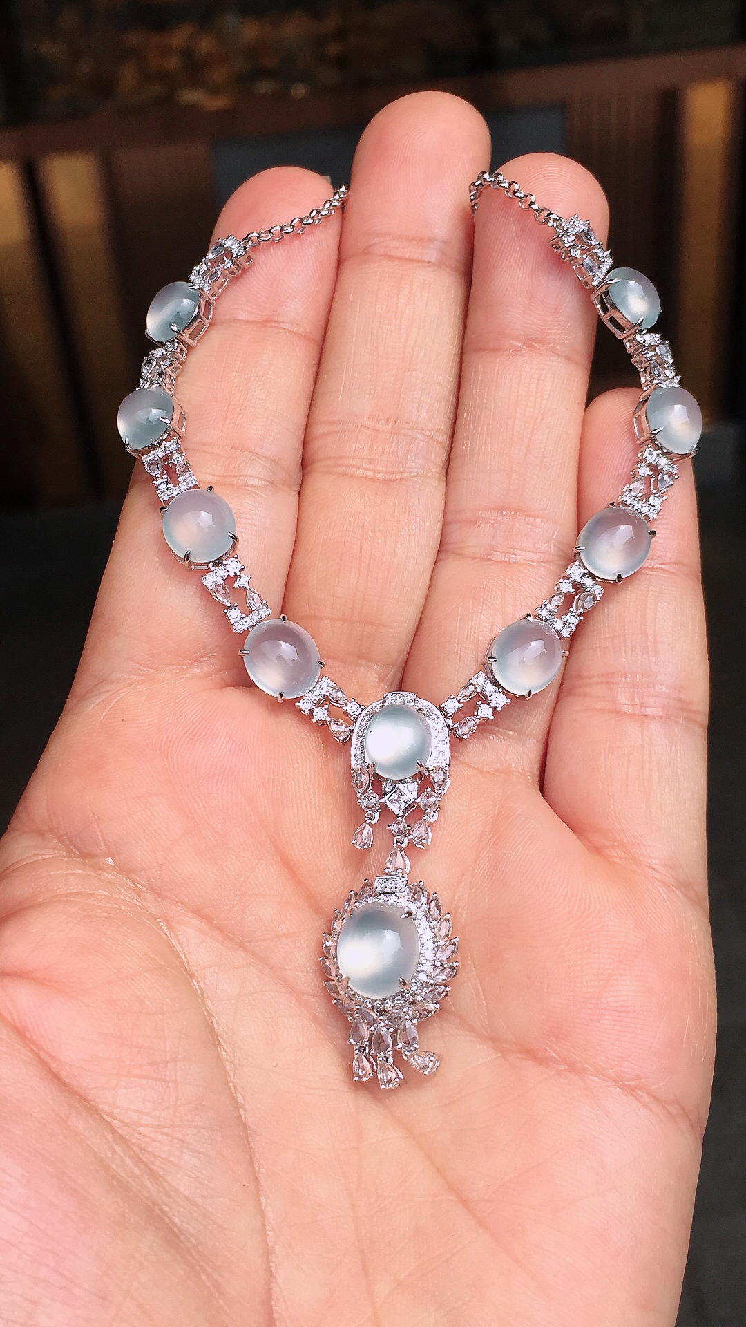 冰种蛋面晚装项链，玉质细腻，荧光感超
强，饱满圆润，尽显优雅气质，18k
金豪华镶嵌