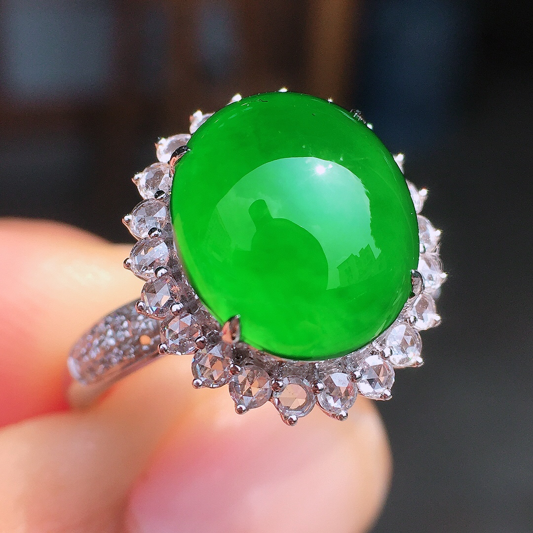 满绿蛋面戒指，色泽均匀艳丽，玉质细腻，荧光感超
强，饱满圆润，尽显优雅气质，18k
金豪华镶嵌