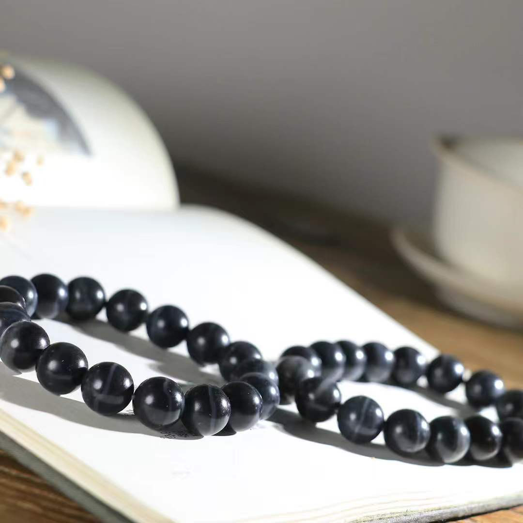 一条【珠圆玉润手串】

新疆和田青花籽料珠圆玉润手串 玉质细腻油润 饱满光滑 质朴无华，悠远简单，人心境界远，百世修炼深，心灵常驻善意持，觉悟人生百世修。总重92克 尺寸取一12mm 92452663yy