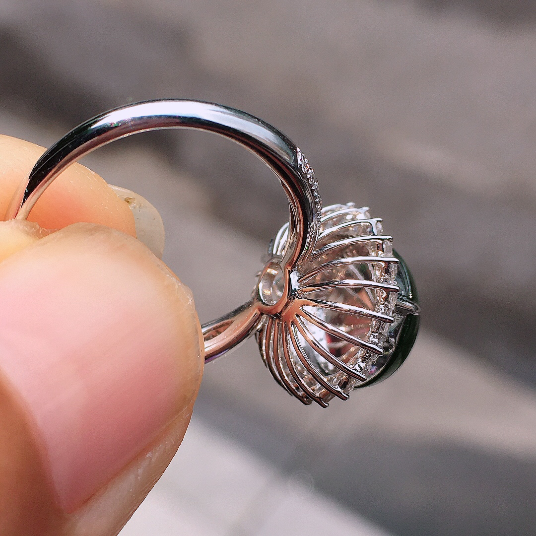 满绿蛋面戒指，色泽均匀艳丽，玉质细腻，荧光感超
强，饱满圆润，尽显优雅气质，18k
金豪华镶嵌