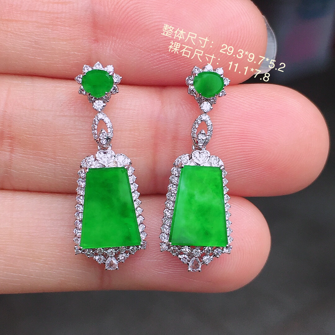 阳绿无事牌耳坠，色泽均匀艳丽，玉质细腻，荧光感超
强，饱满圆润，尽显优雅气质，18k
金豪华镶嵌