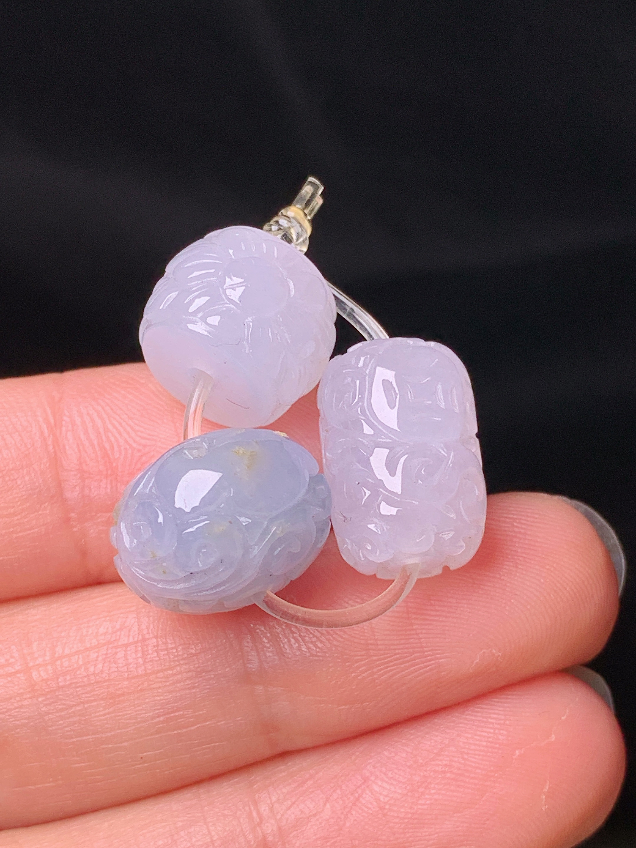 雕花路路通吊坠 玉质细腻 色泽艳丽清新 水润亮眼 整体尺寸10*14*2x